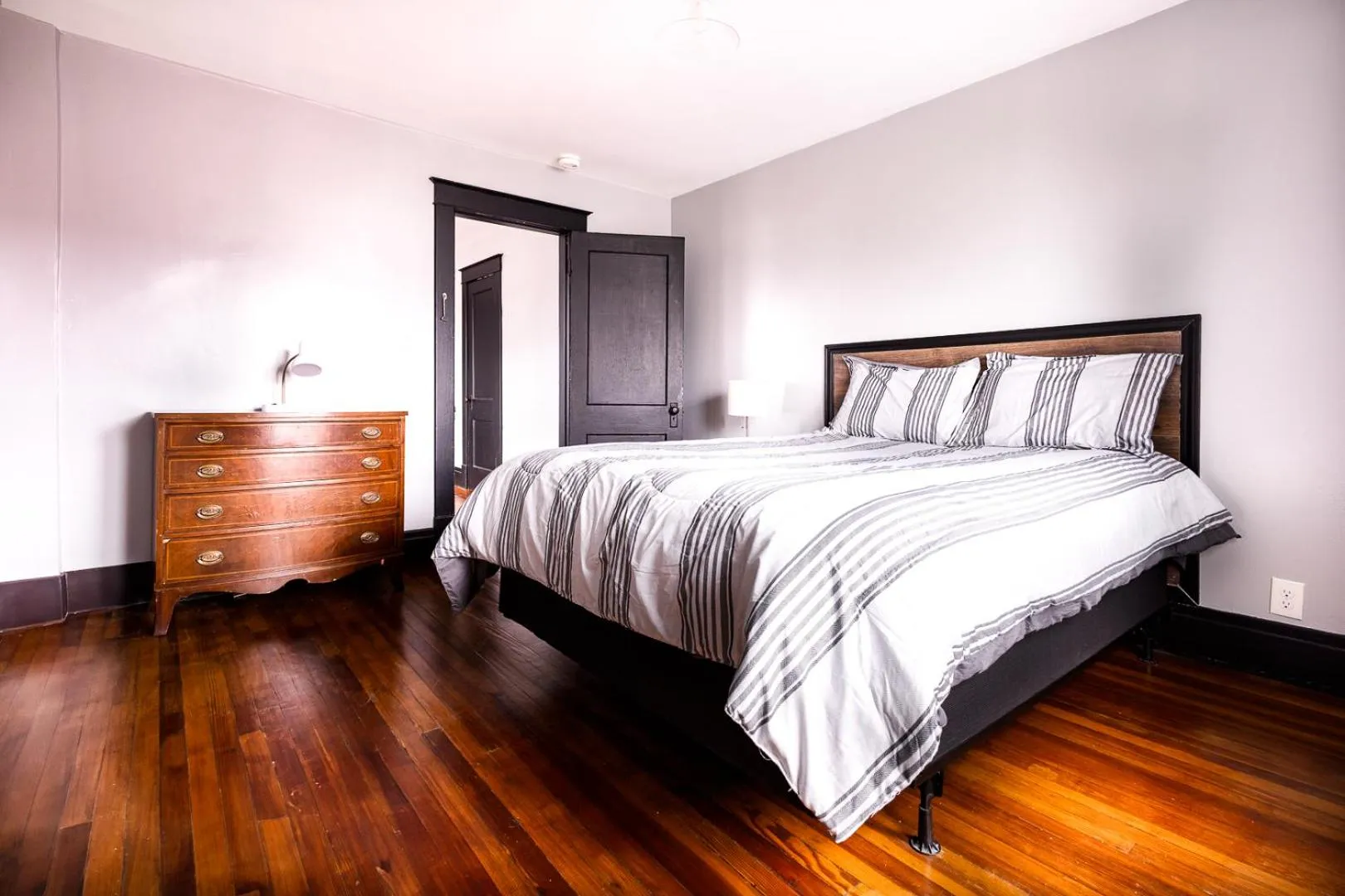 Bed in The Pub- 8BR Free Parking, Minutes From Falls & Casino