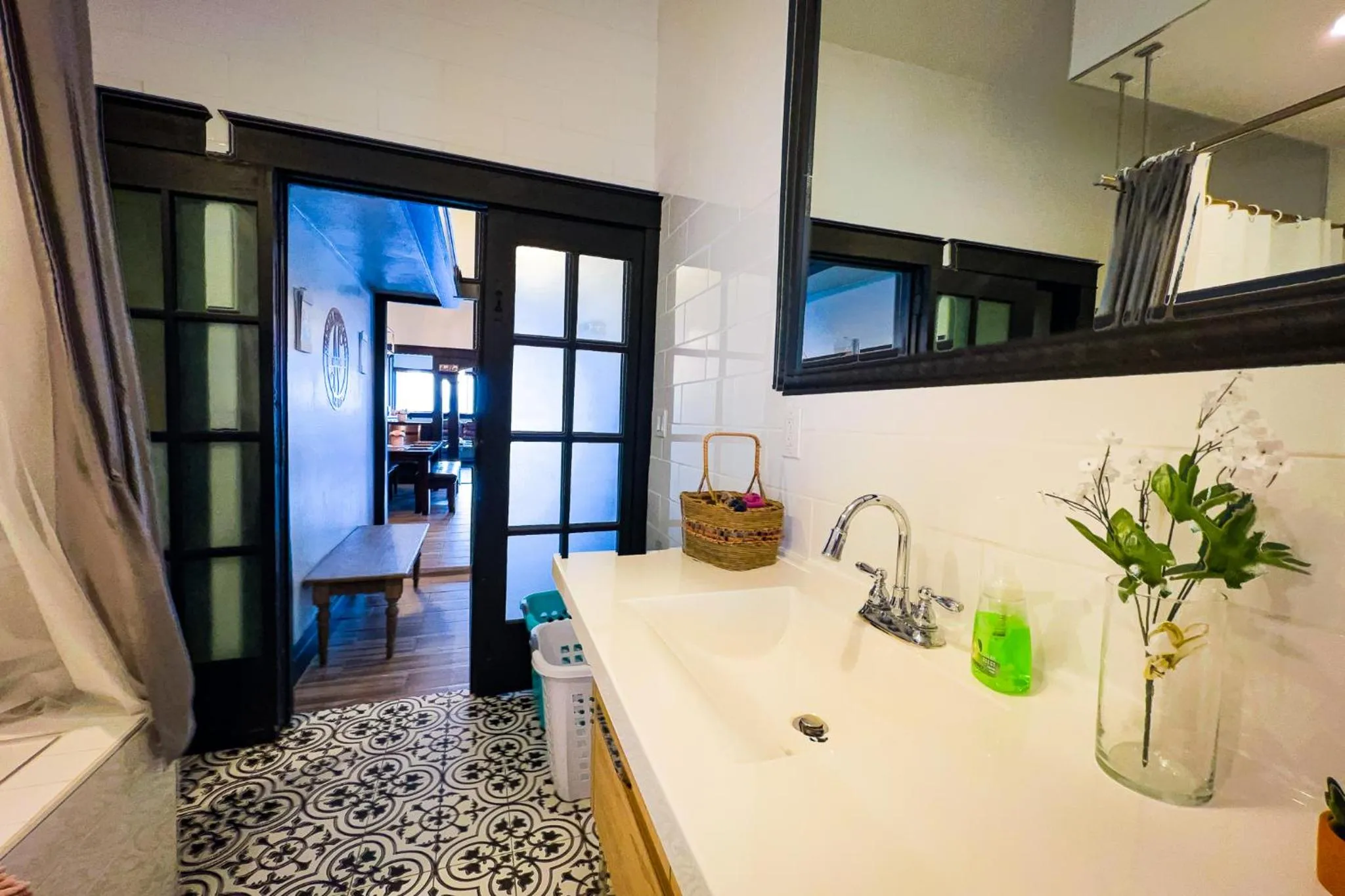 The Pub- 8BR Free Parking, Minutes From Falls & Casino