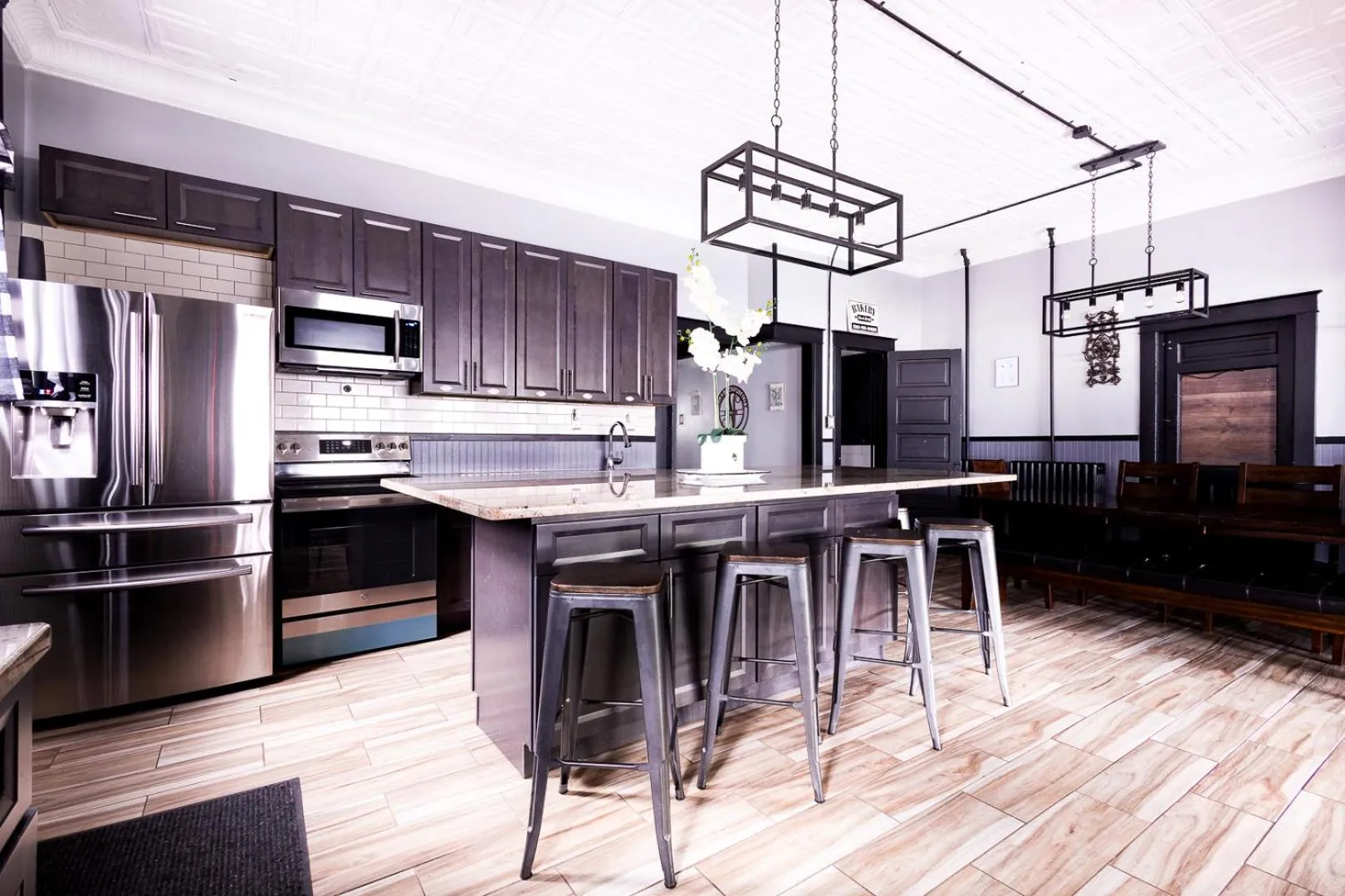 The Pub- 8BR Free Parking, Minutes From Falls & Casino