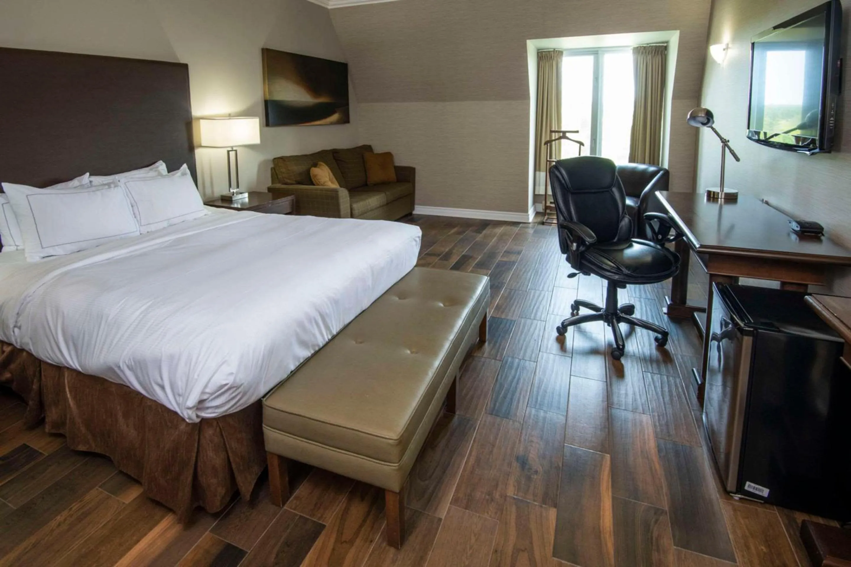 Bedroom, Bed in Chateau Cartier Hotel & Resort, an Ascend Collection Resort