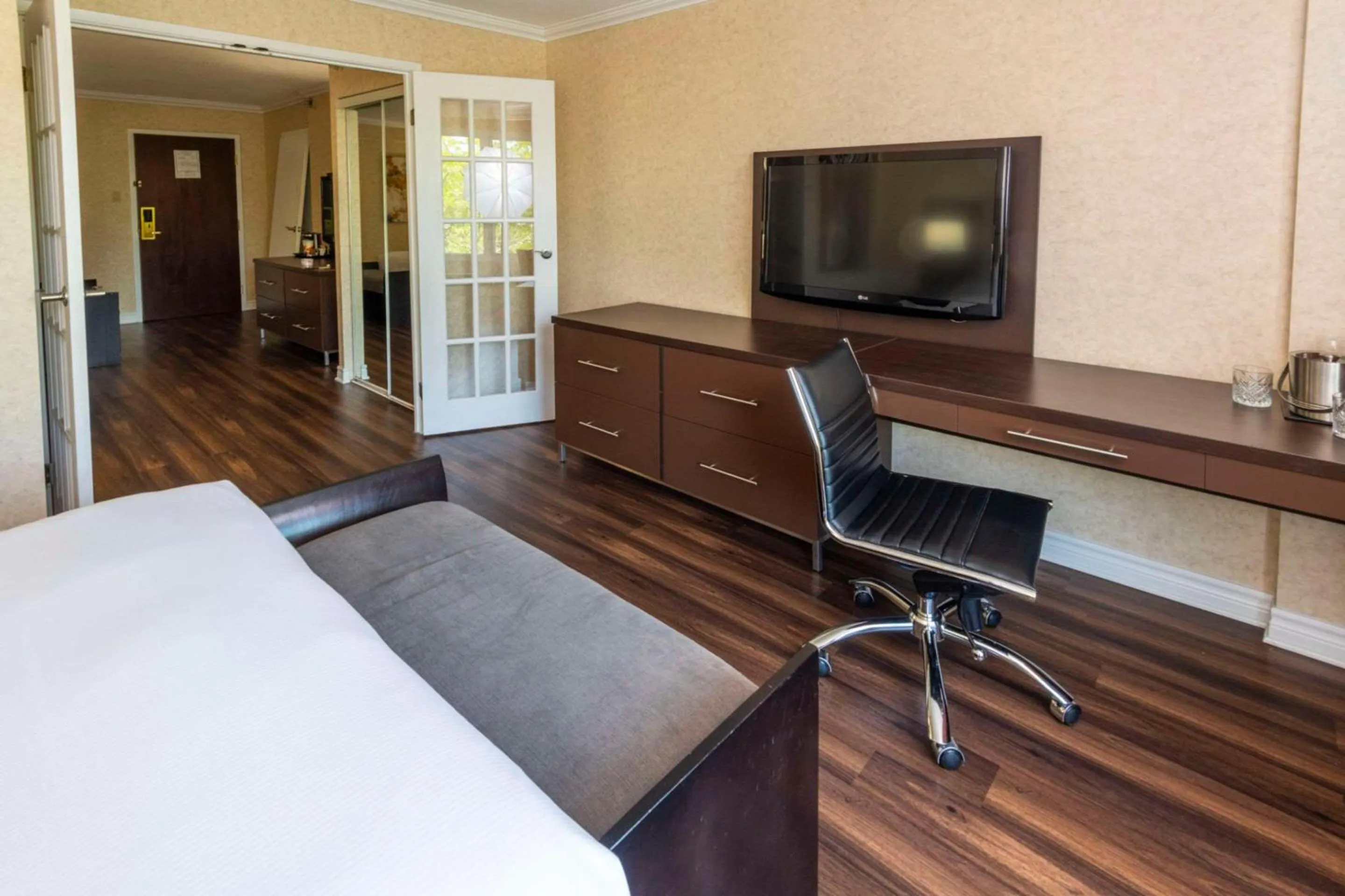 Bedroom, Bed in Chateau Cartier Hotel & Resort, an Ascend Collection Resort