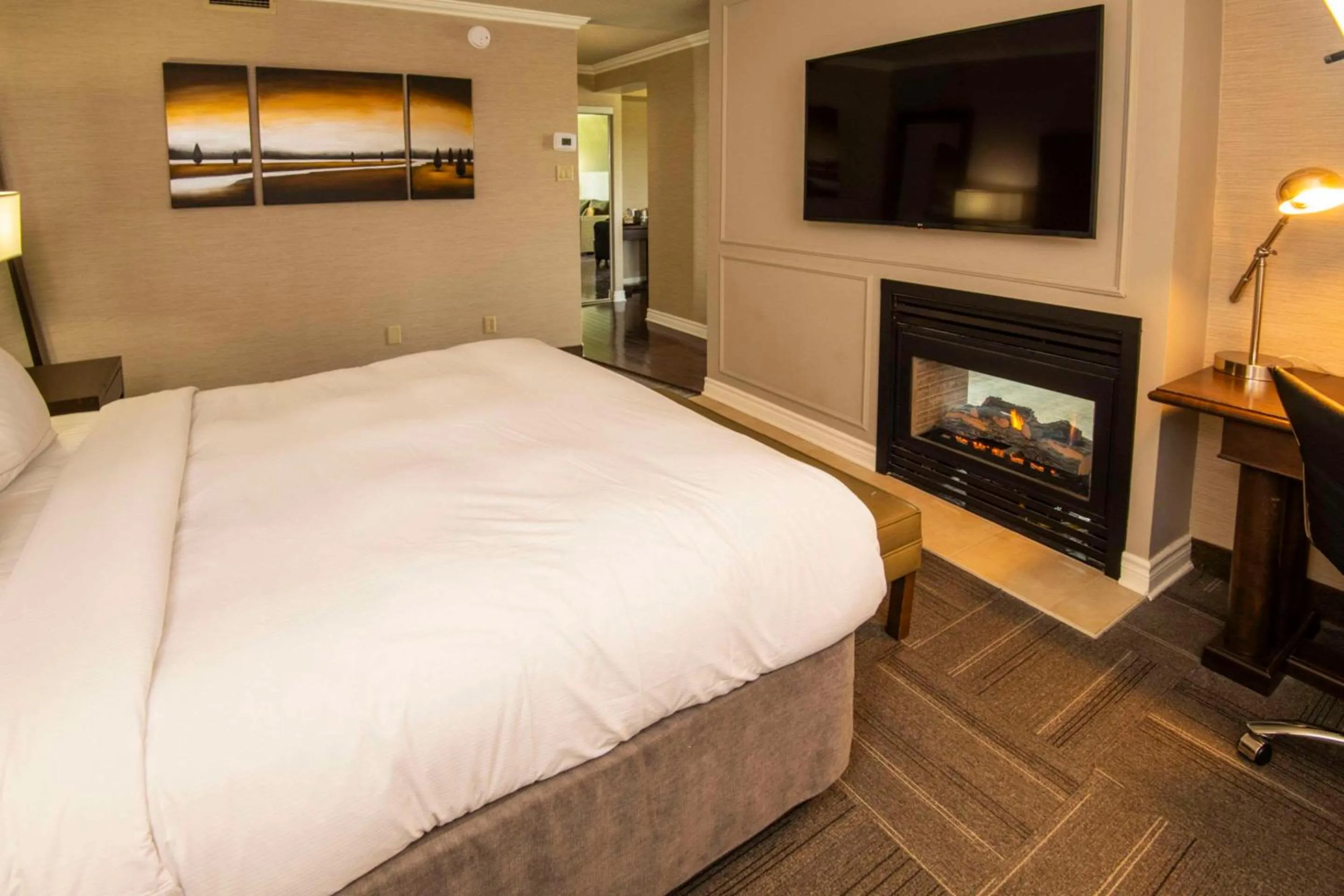 Bedroom, Bed in Chateau Cartier Hotel & Resort, an Ascend Collection Resort