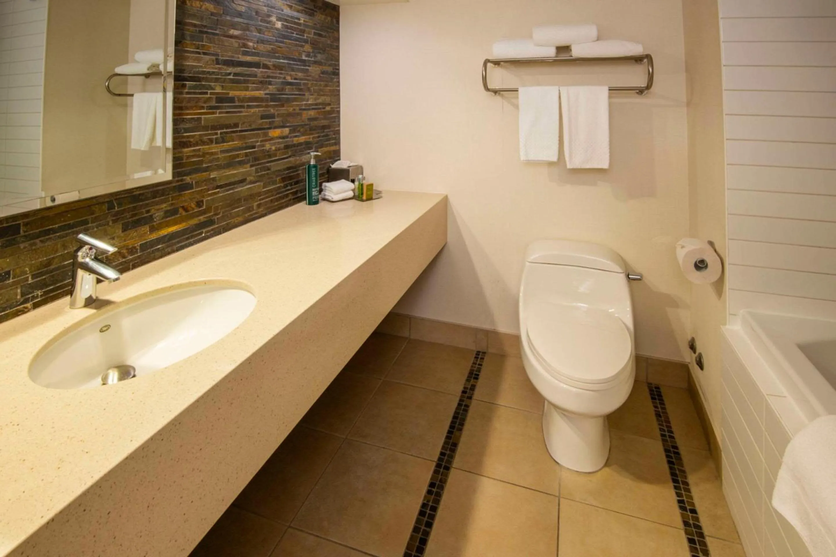 Bedroom in Chateau Cartier Hotel & Resort, an Ascend Collection Resort