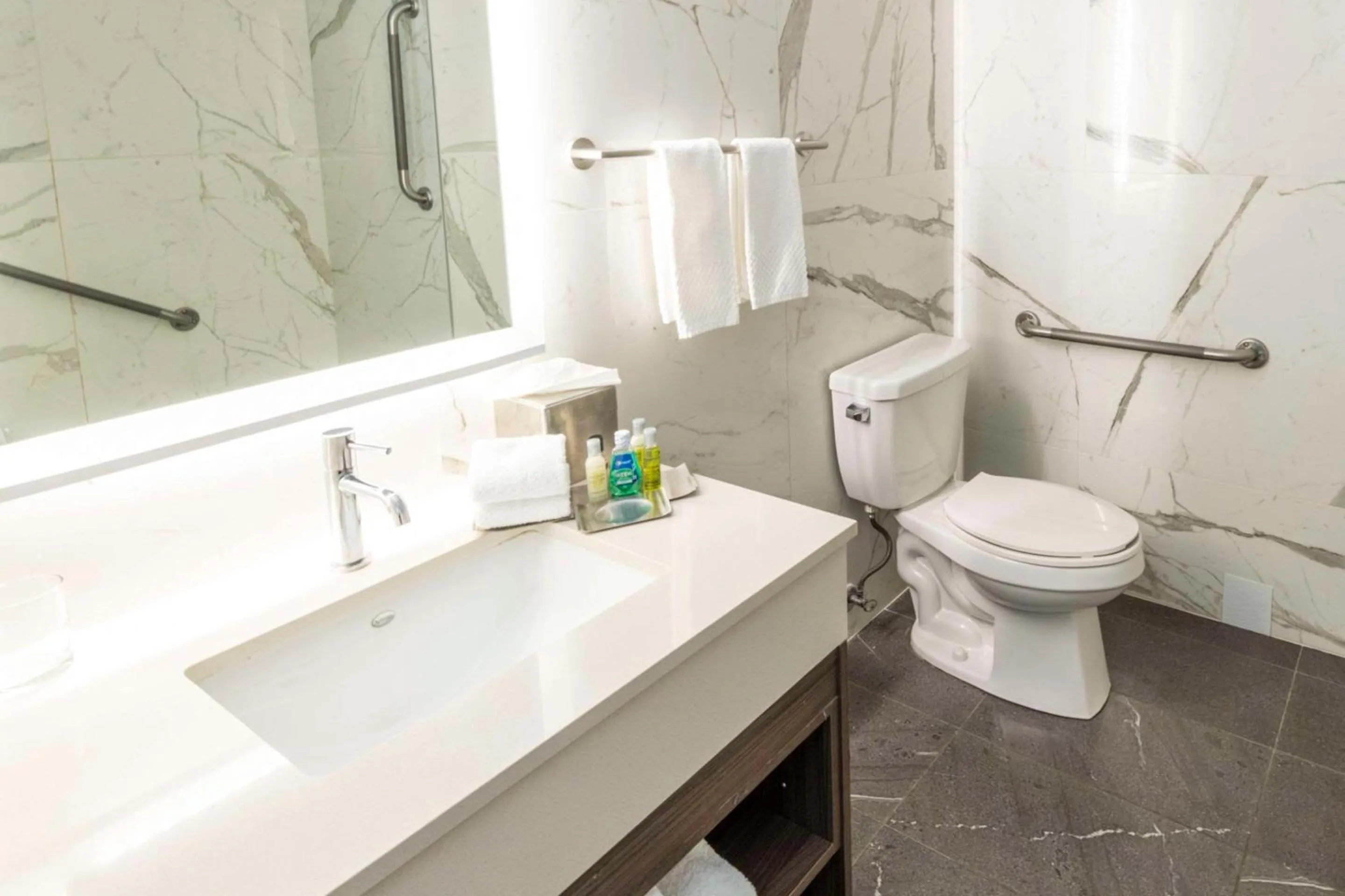 Bedroom in Chateau Cartier Hotel & Resort, an Ascend Collection Resort