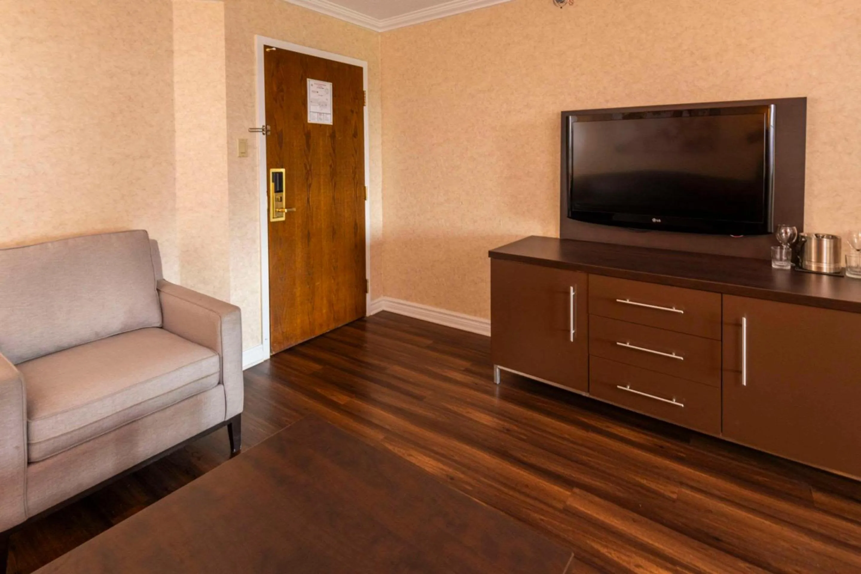 Bedroom in Chateau Cartier Hotel & Resort, an Ascend Collection Resort