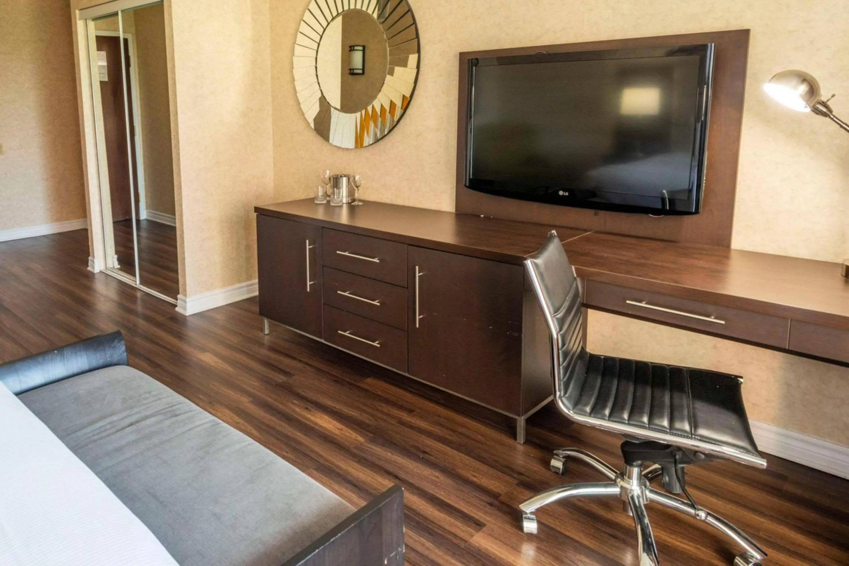 Bedroom in Chateau Cartier Hotel & Resort, an Ascend Collection Resort