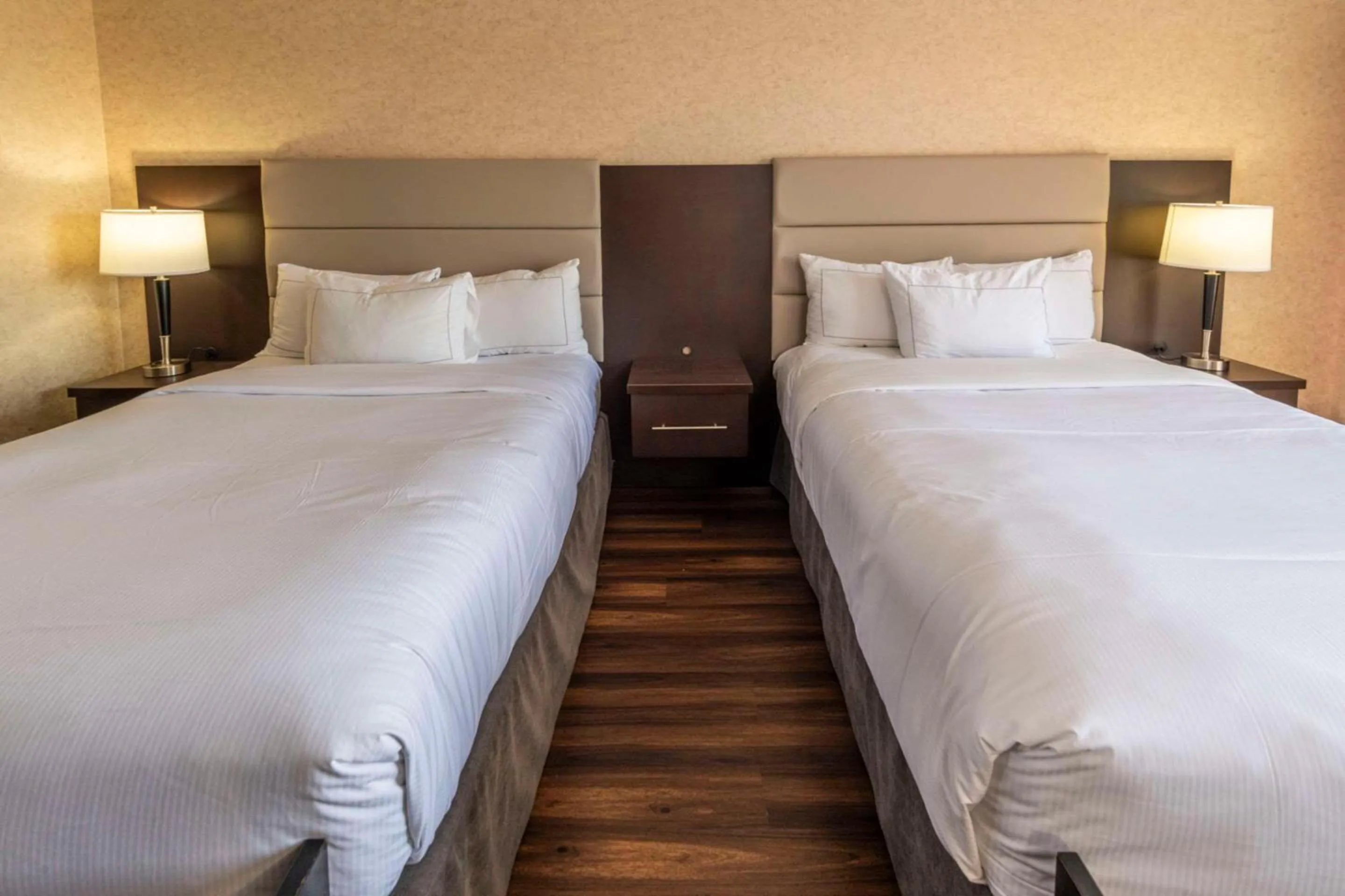 Bedroom, Bed in Chateau Cartier Hotel & Resort, an Ascend Collection Resort