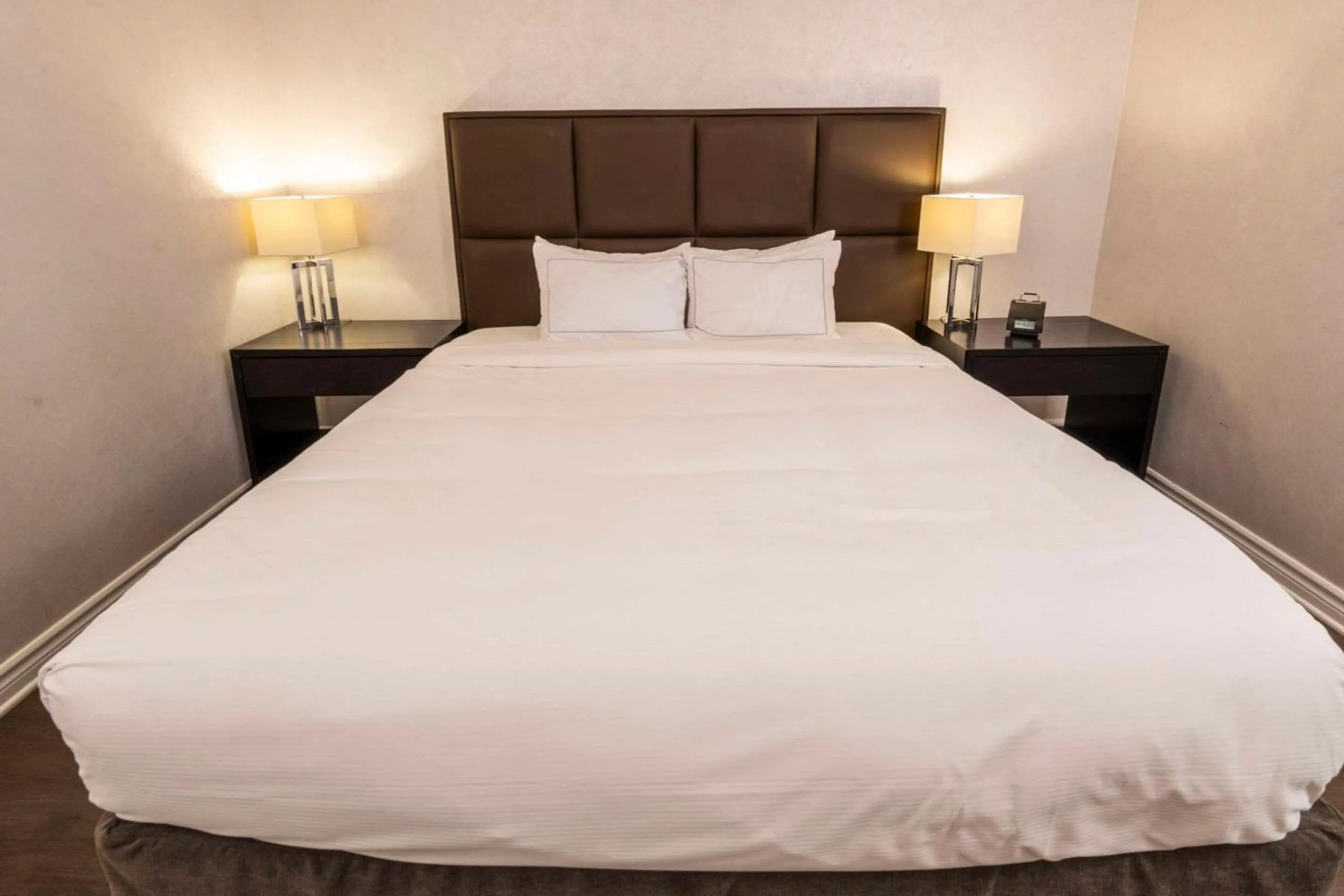 Bedroom, Bed in Chateau Cartier Hotel & Resort, an Ascend Collection Resort