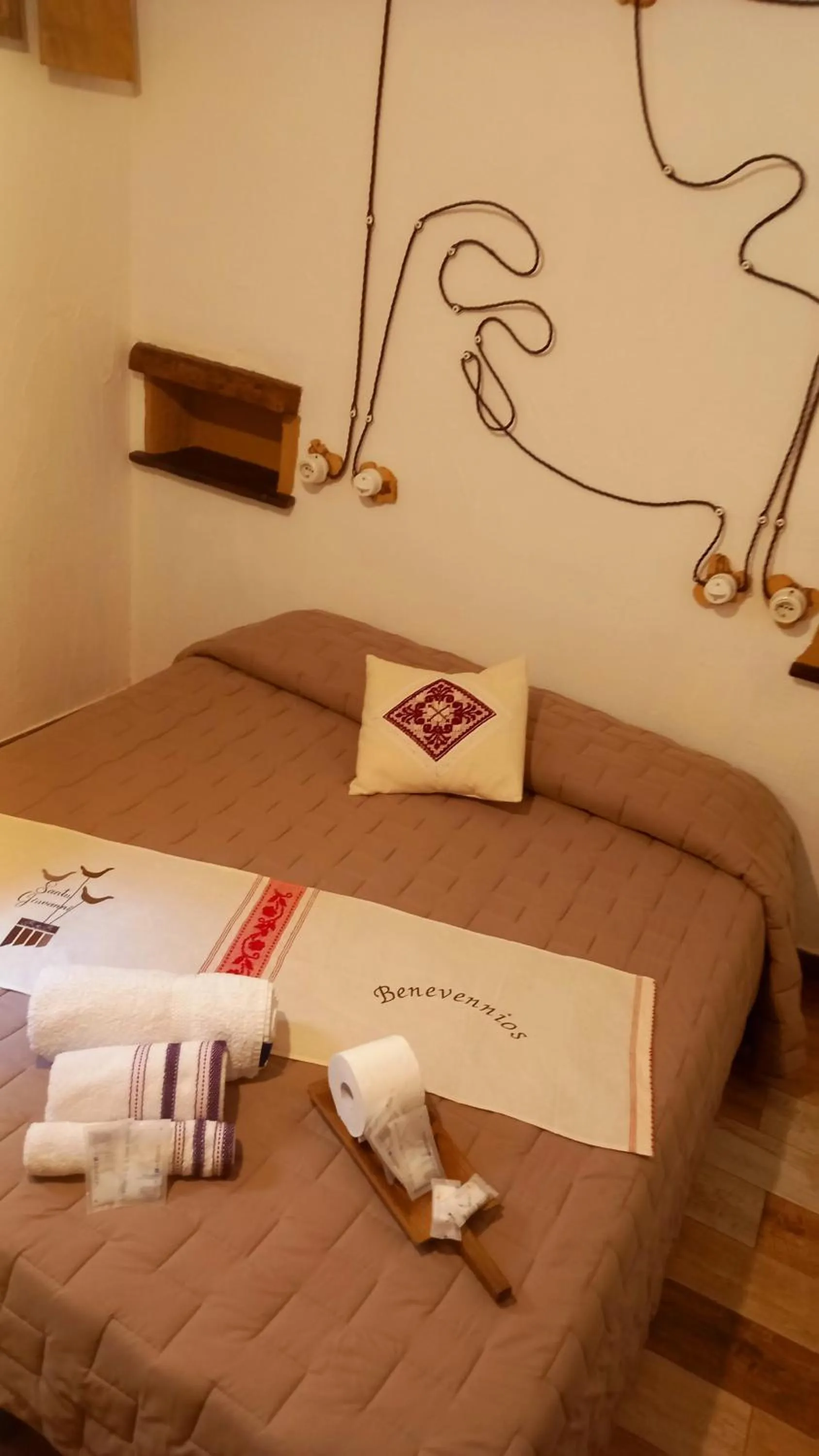 Bed in B&B Santu Giuvanni "Un tuffo nel passato Fonnese"