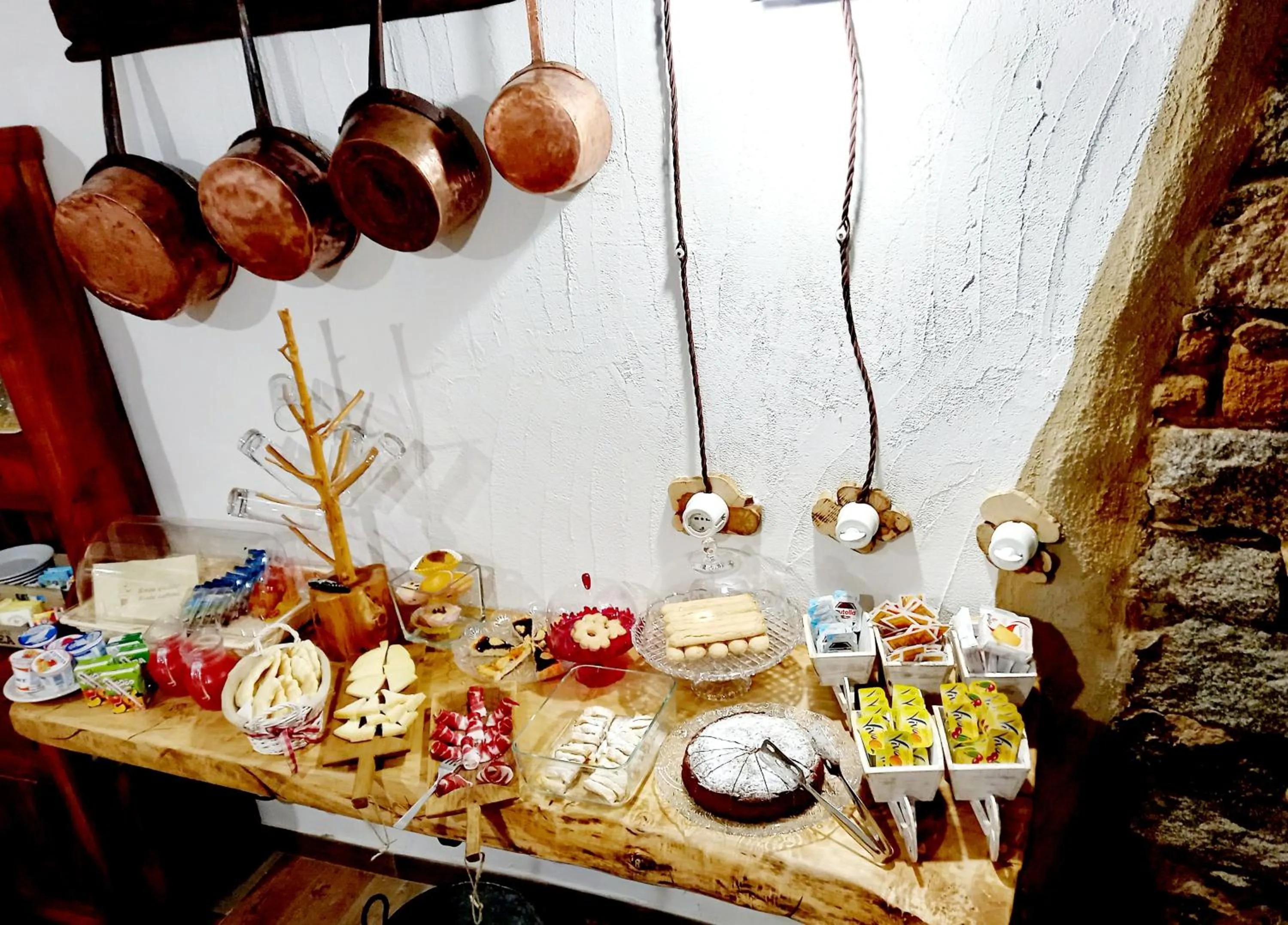 Continental breakfast in B&B Santu Giuvanni "Un tuffo nel passato Fonnese"