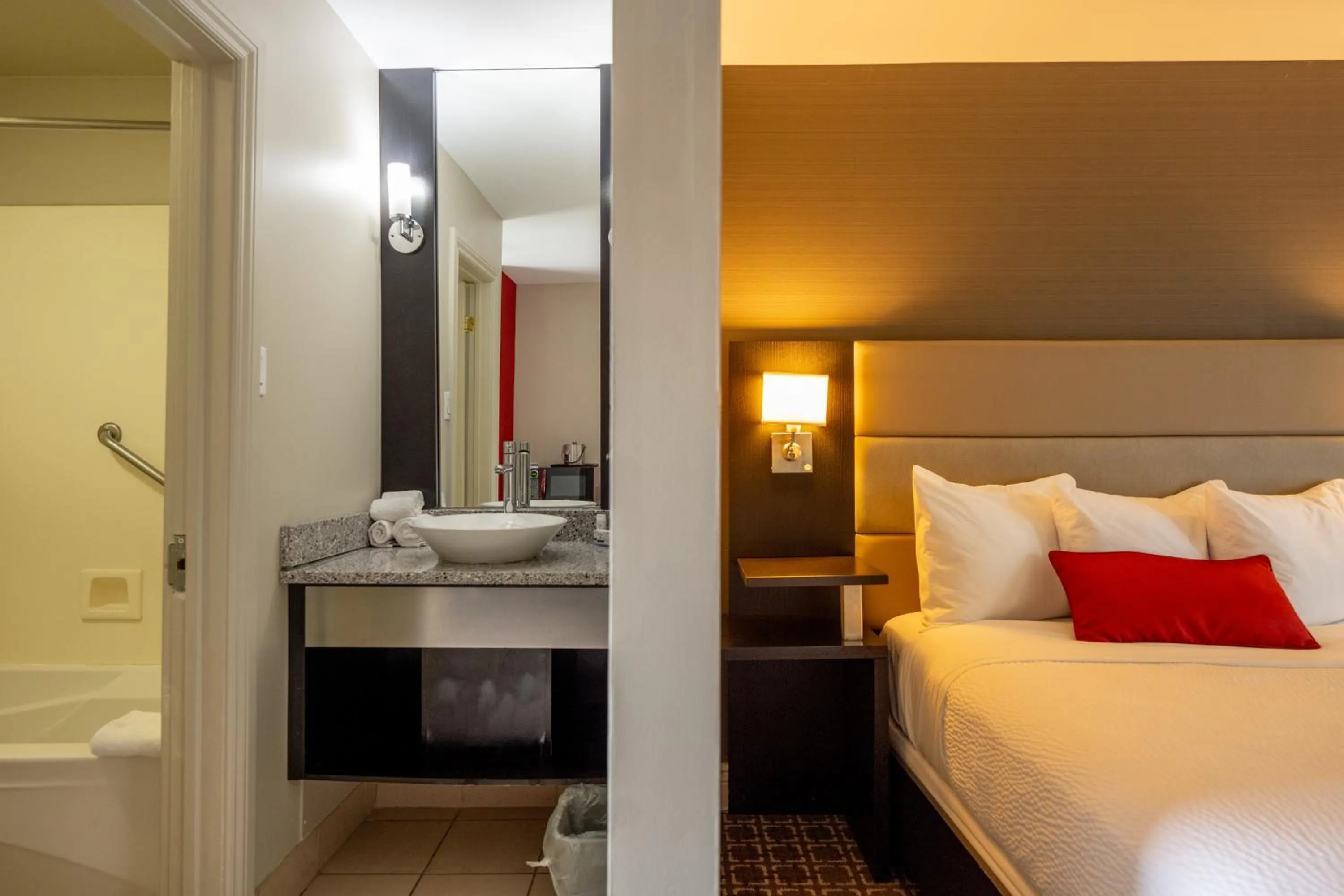 Bathroom, Bed in Ramada by Wyndham Ottawa On The Rideau