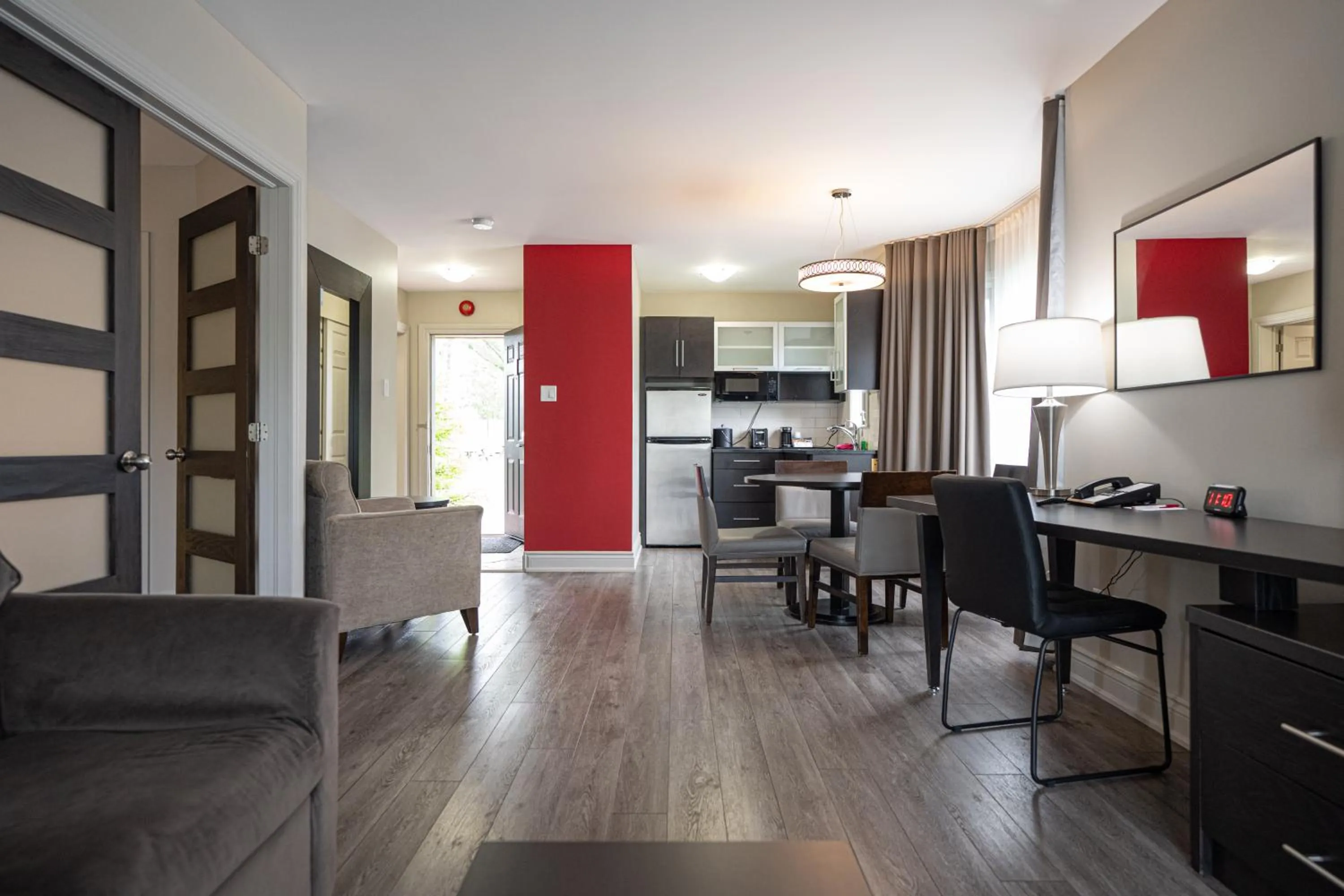 Living room in Ramada by Wyndham Ottawa On The Rideau