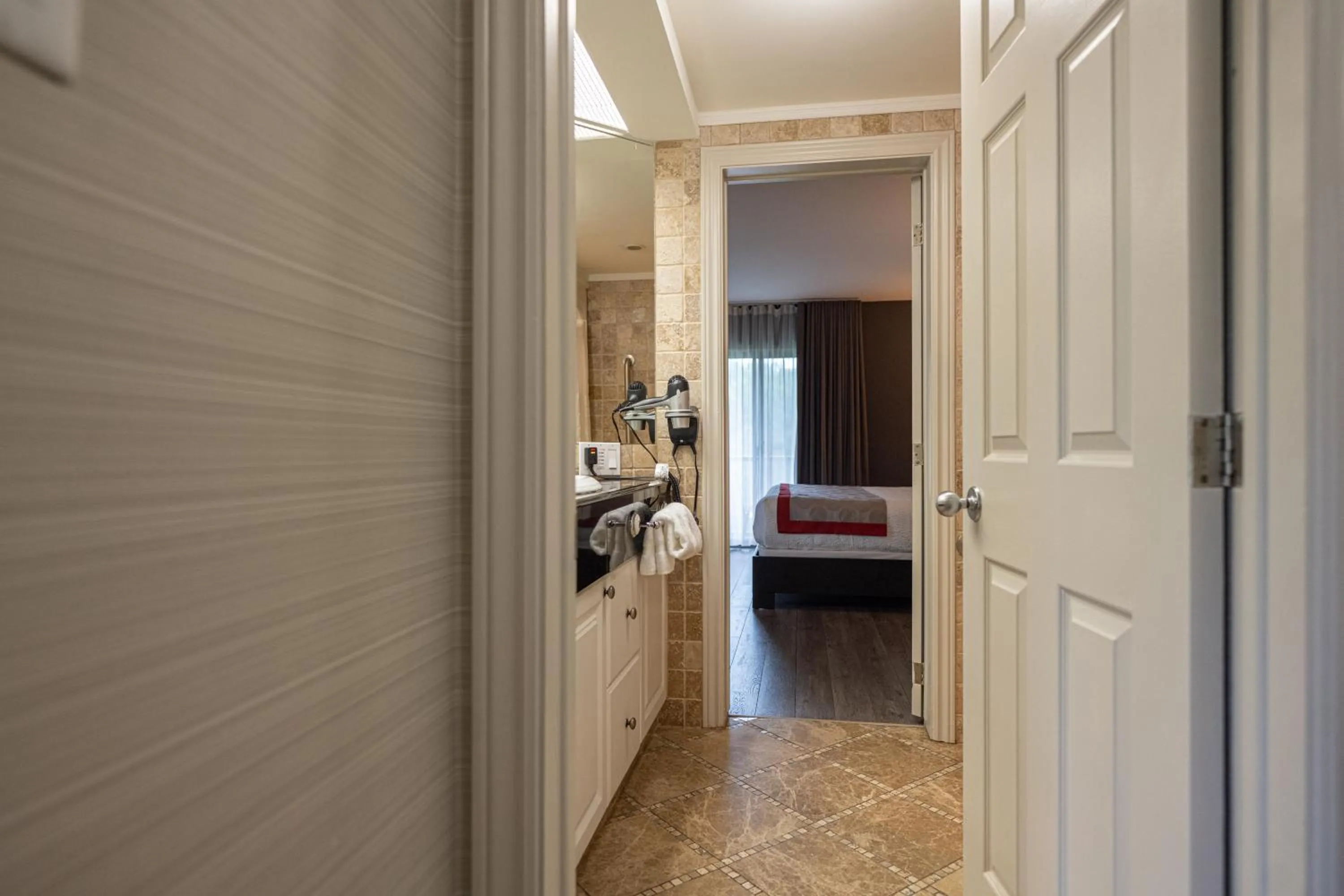 Bathroom, Bed in Ramada by Wyndham Ottawa On The Rideau