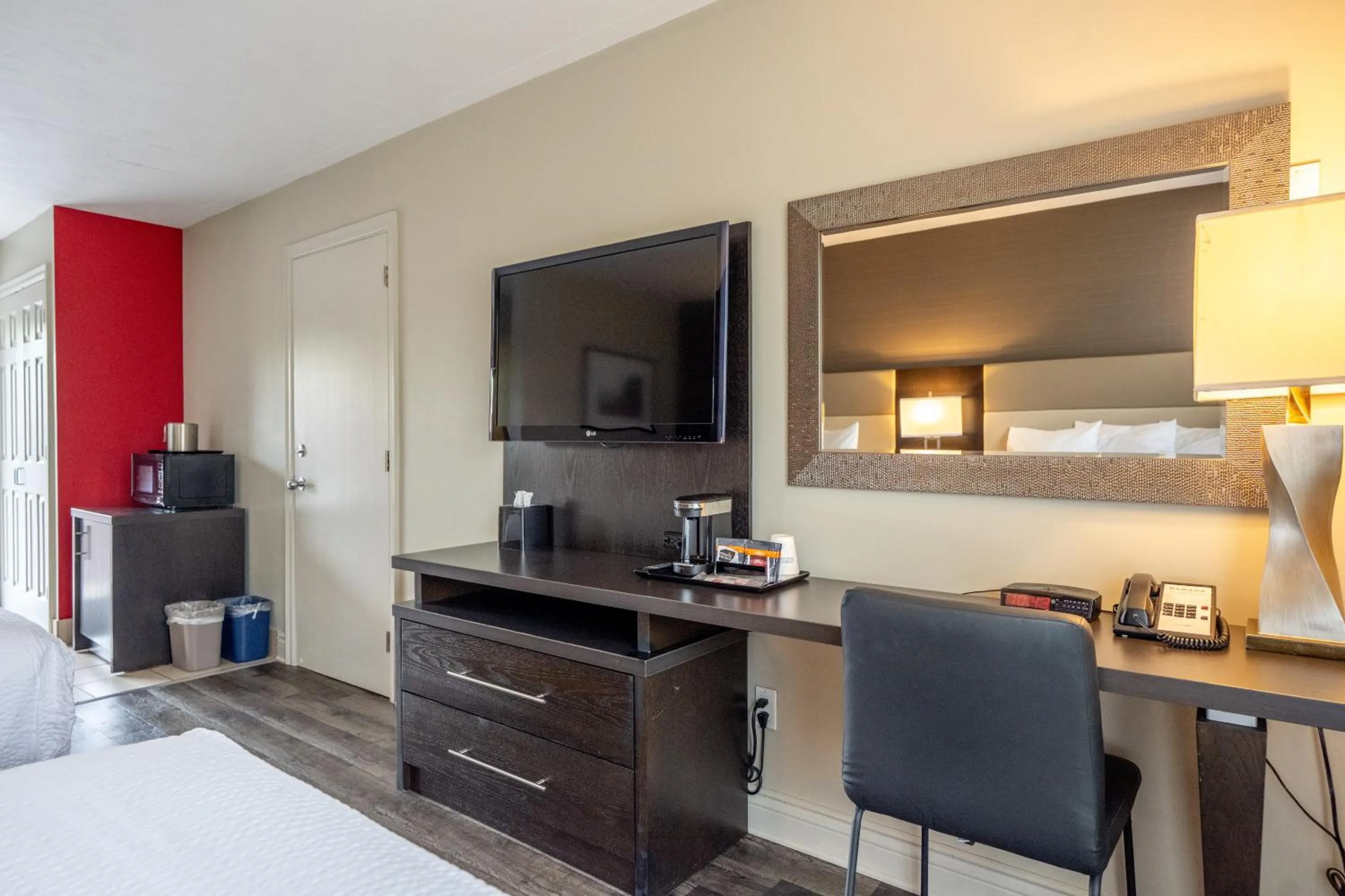 TV and multimedia in Ramada by Wyndham Ottawa On The Rideau