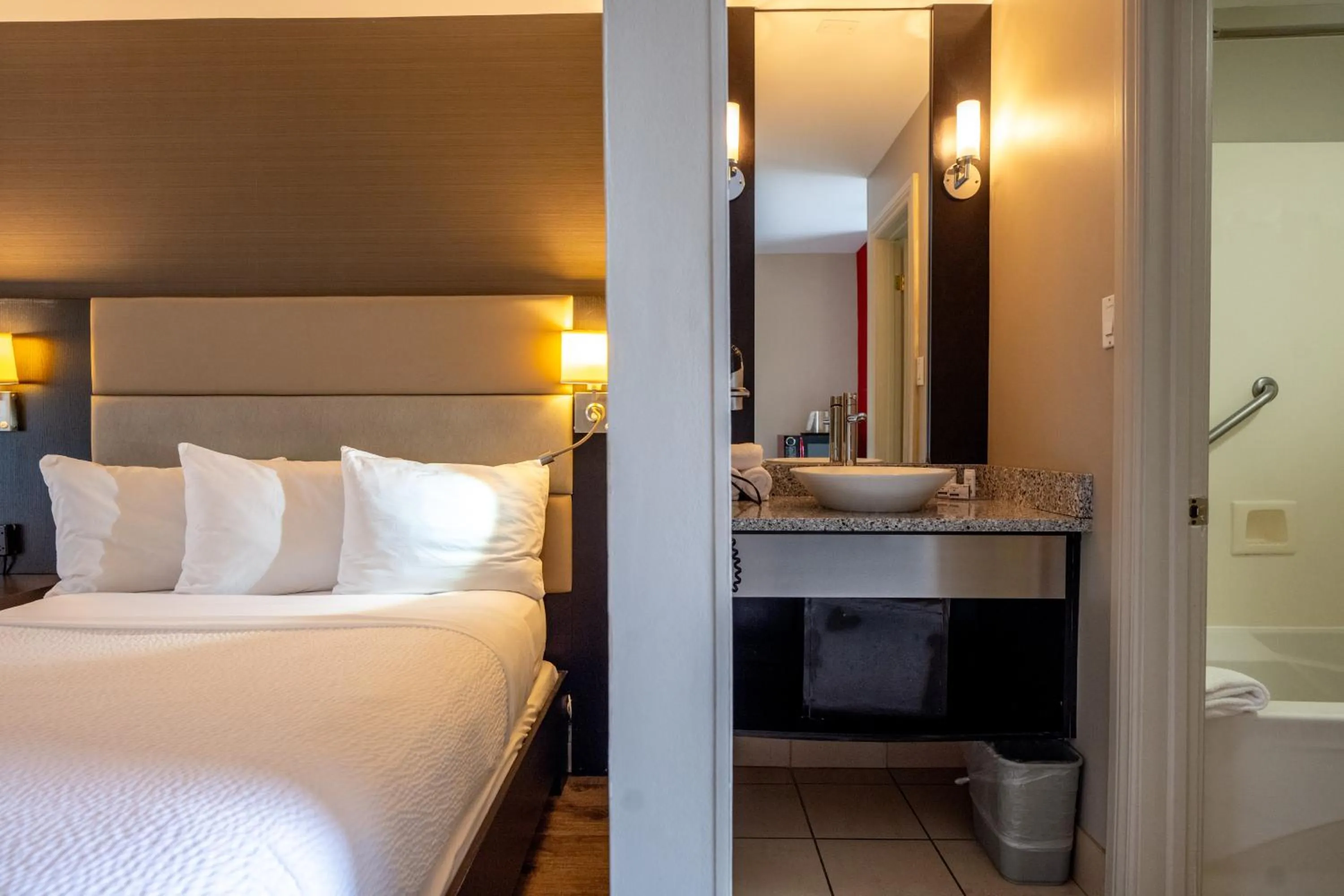 Bedroom, Bed in Ramada by Wyndham Ottawa On The Rideau