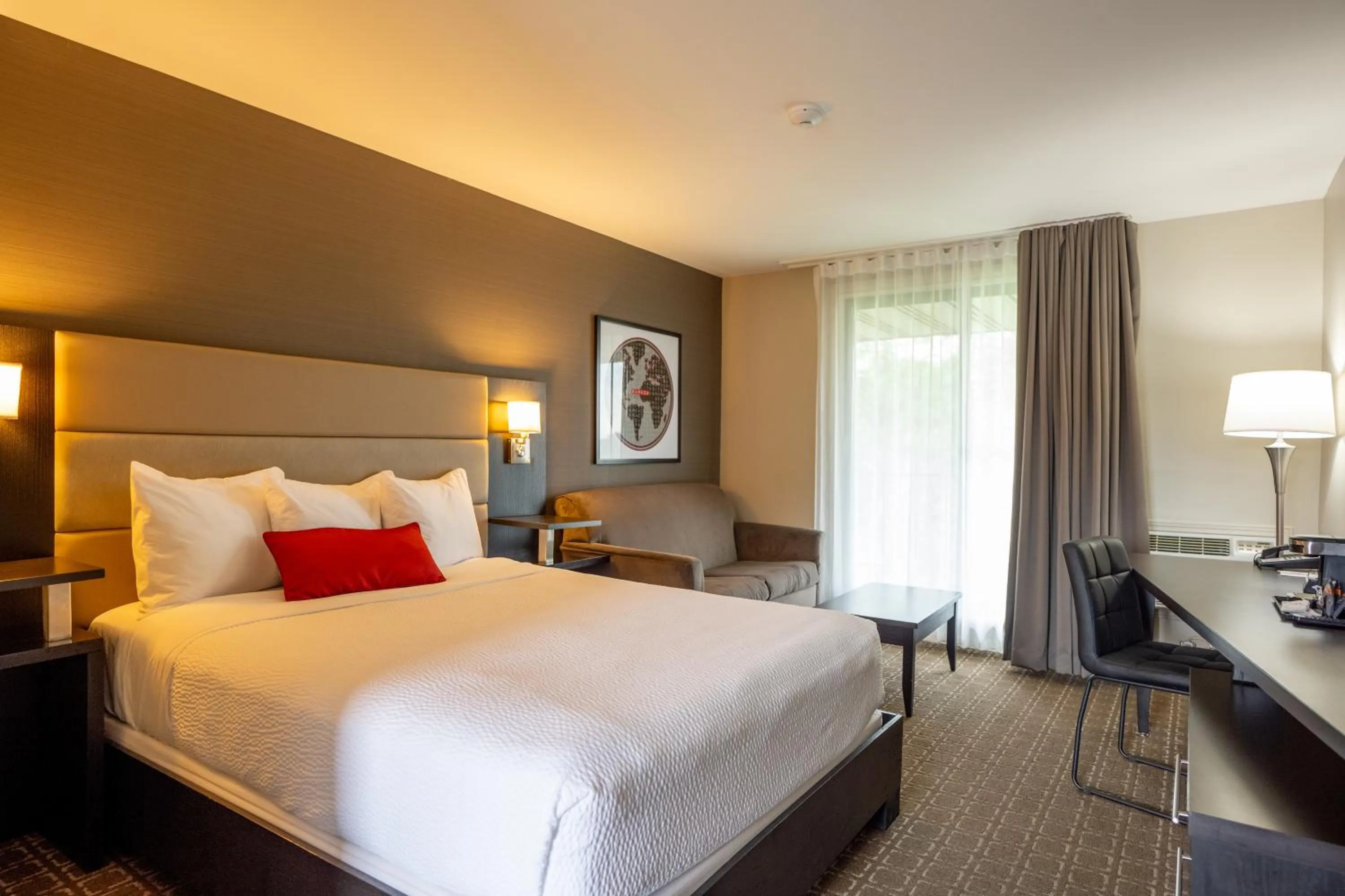 Bedroom, Bed in Ramada by Wyndham Ottawa On The Rideau