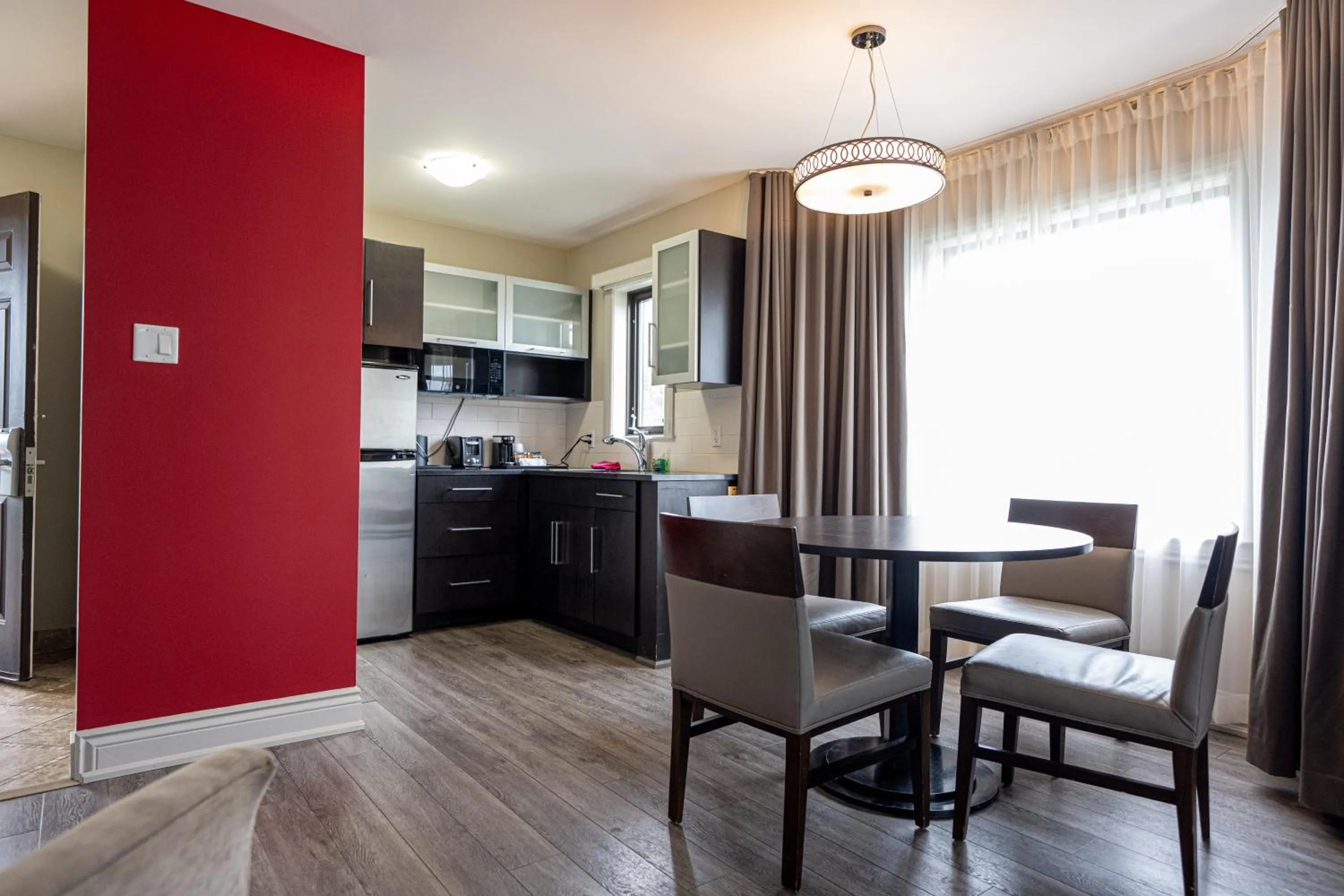 Dining area in Ramada by Wyndham Ottawa On The Rideau
