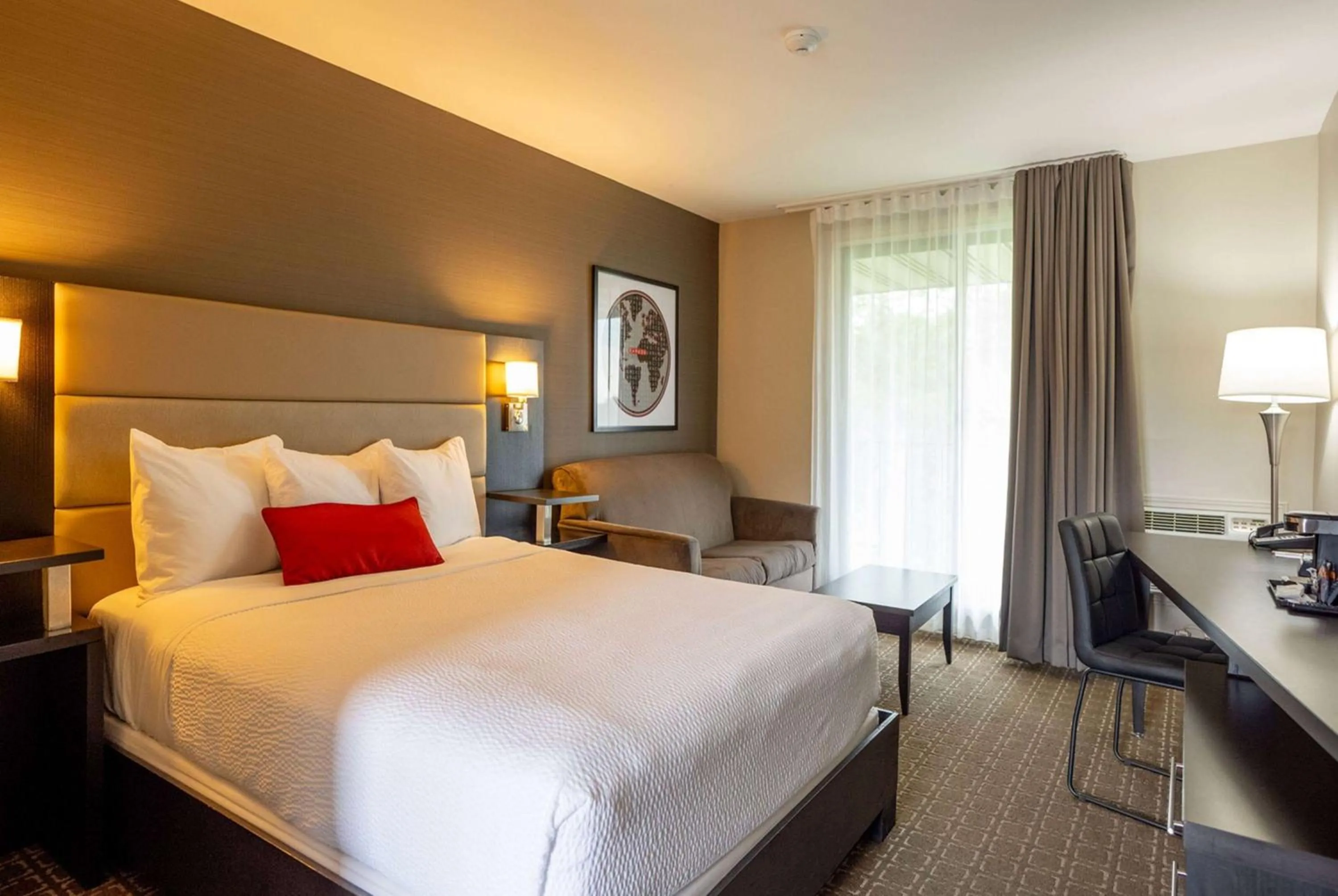 Photo of the whole room, Bed in Ramada by Wyndham Ottawa On The Rideau