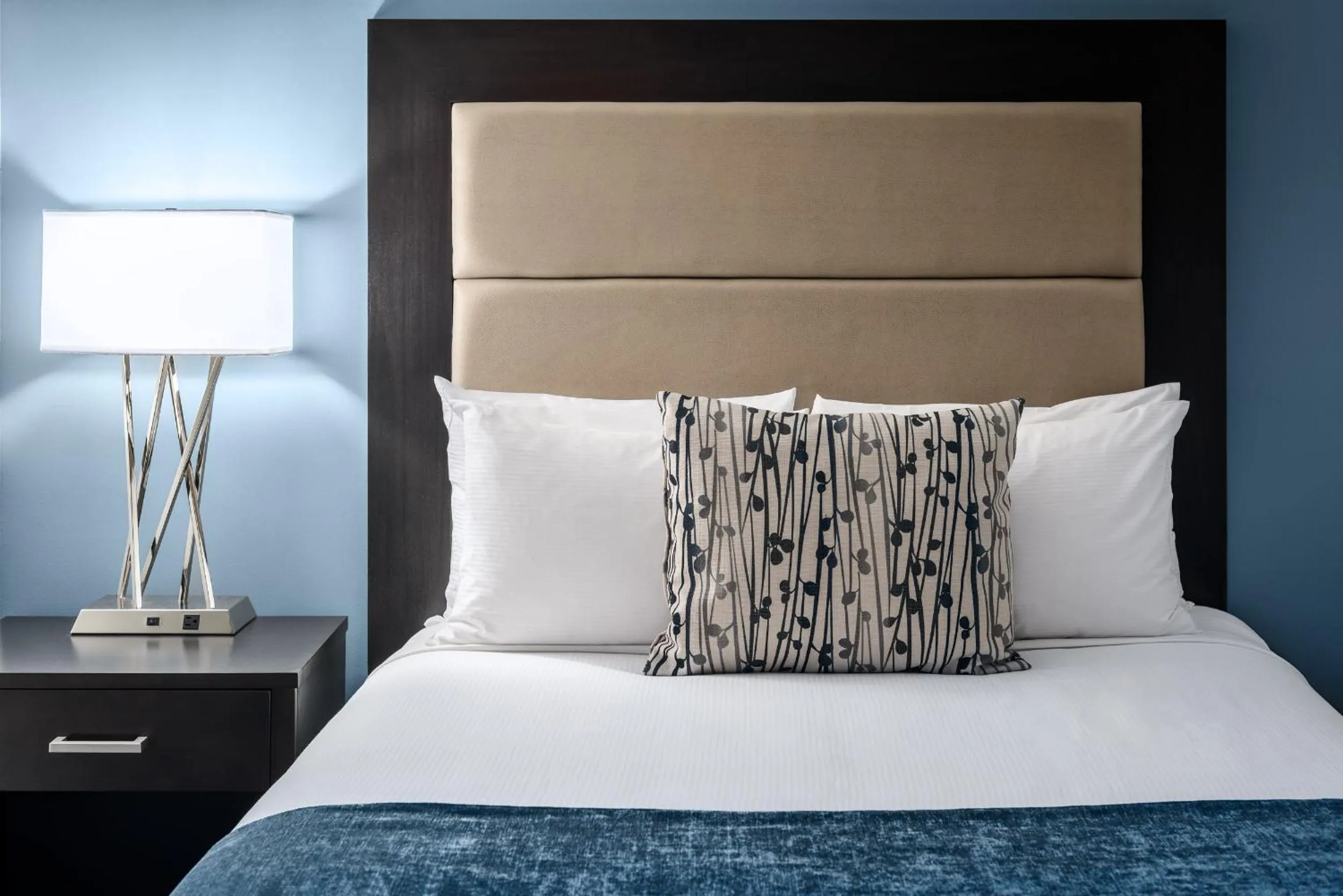 Bed in Ottawa Embassy Hotel & Suites