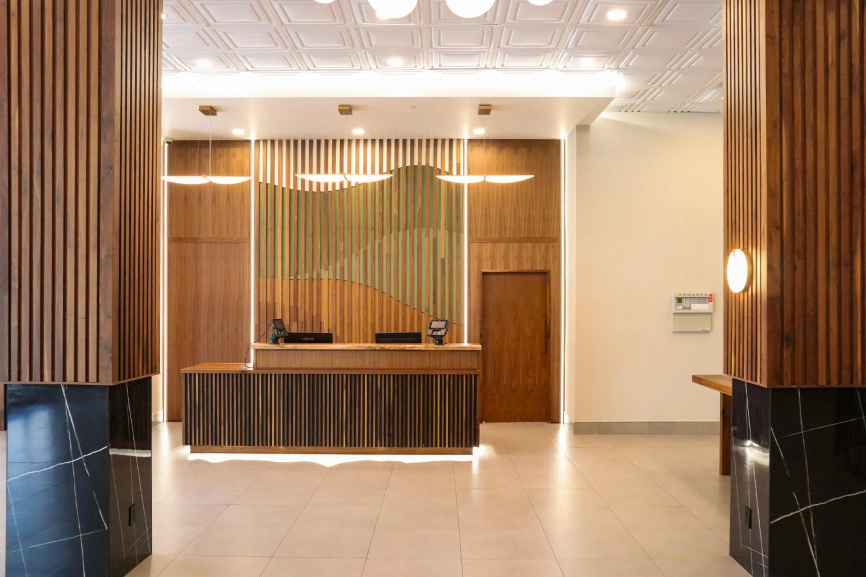 Lobby or reception in Ramada Plaza by Wyndham Gatineau/Manoir du Casino