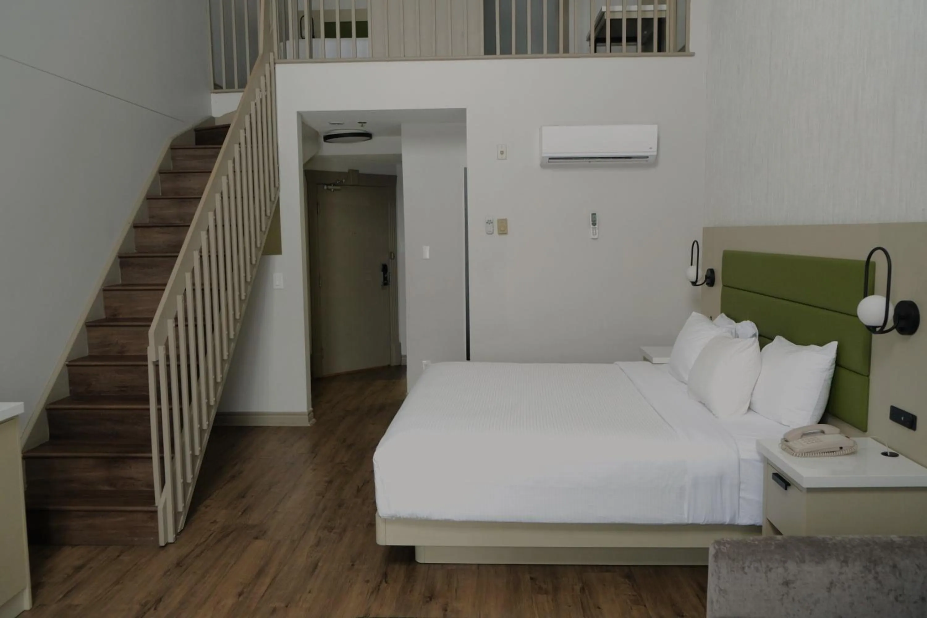 Bed in Ramada Plaza by Wyndham Gatineau/Manoir du Casino