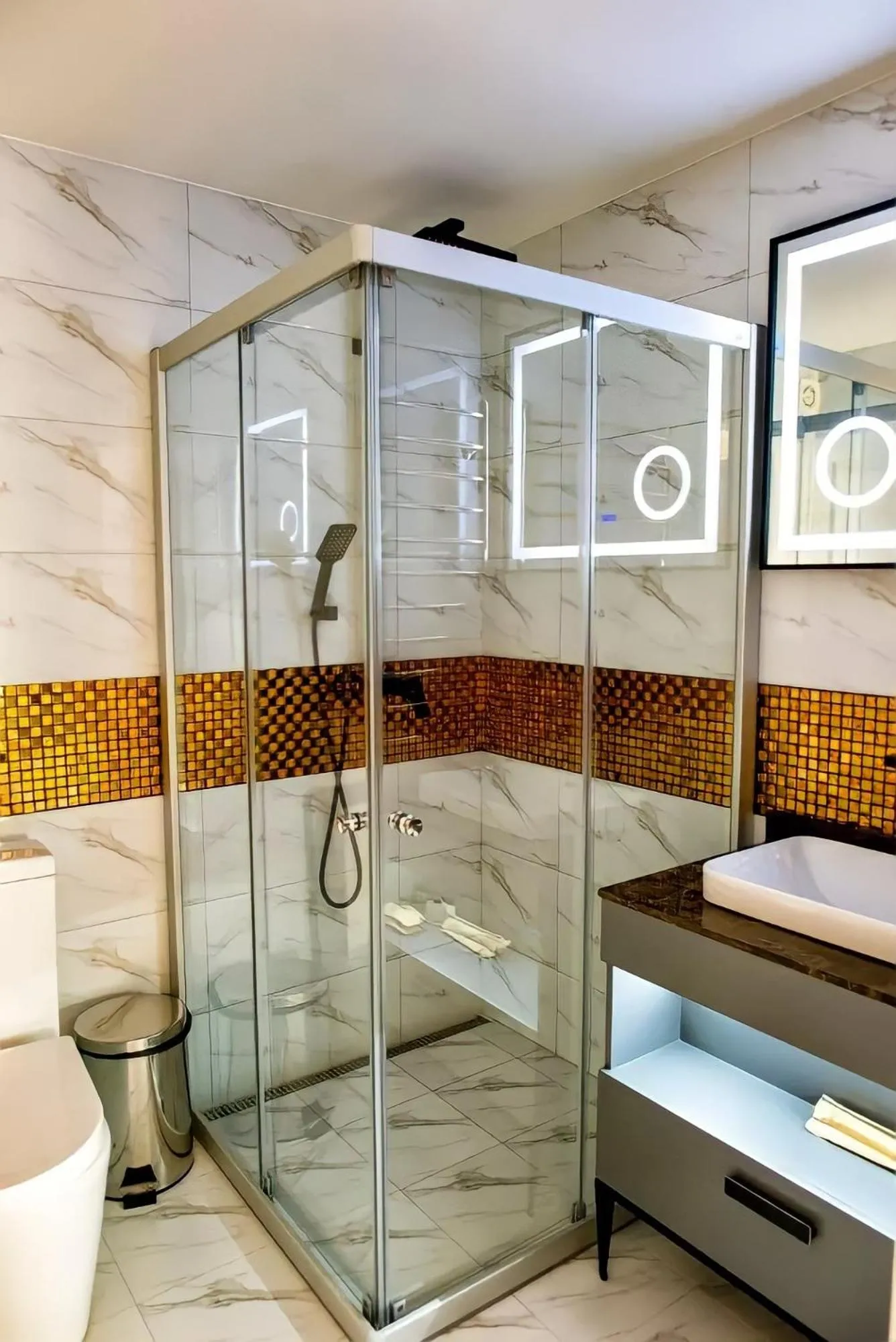 Shower in AVE MEDICA Apartments & SPA