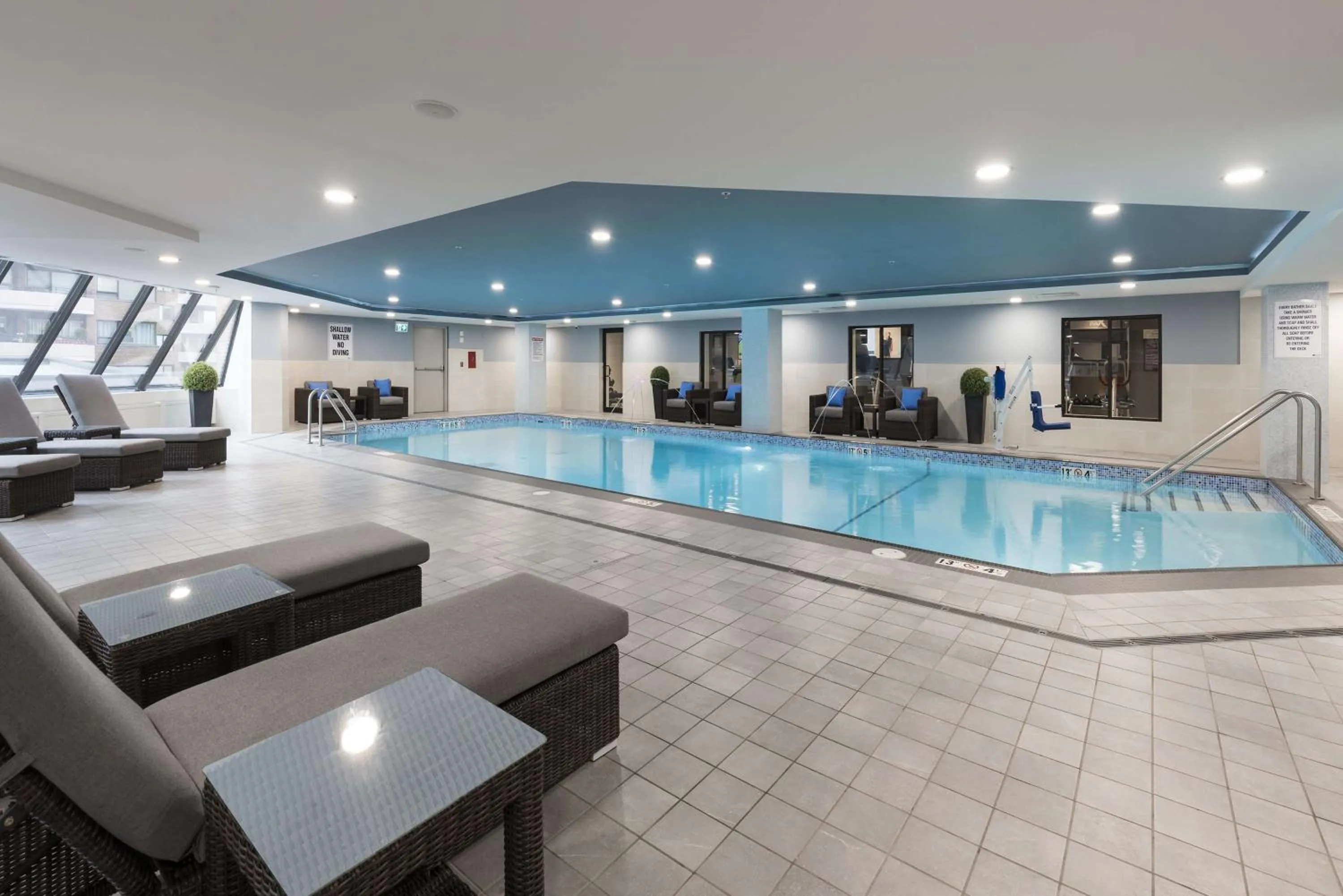 Swimming pool in Hilton Garden Inn Ottawa Downtown