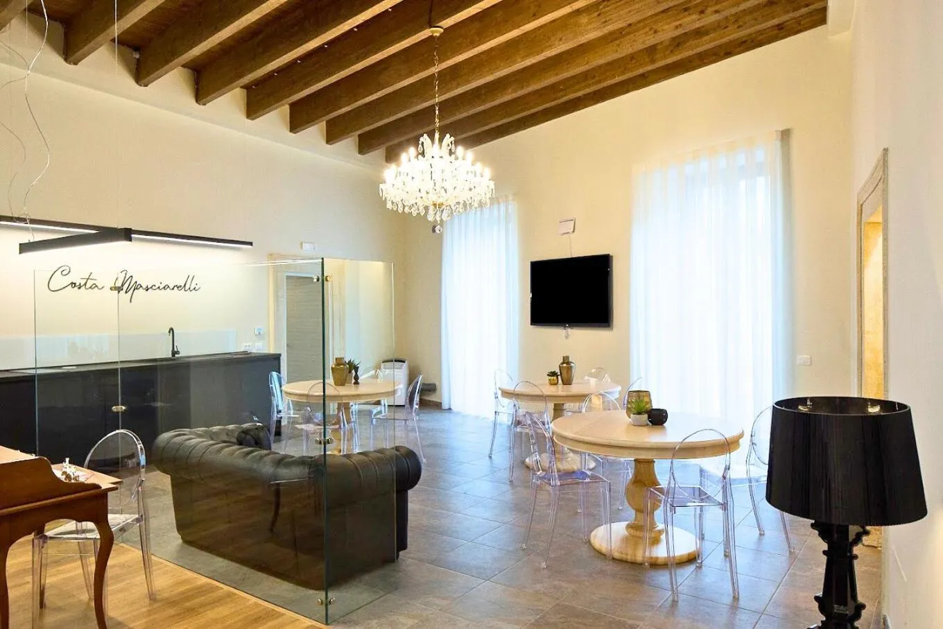 Living room in B&B Costa Masciarelli - Suite affrescate a due passi dal Duomo