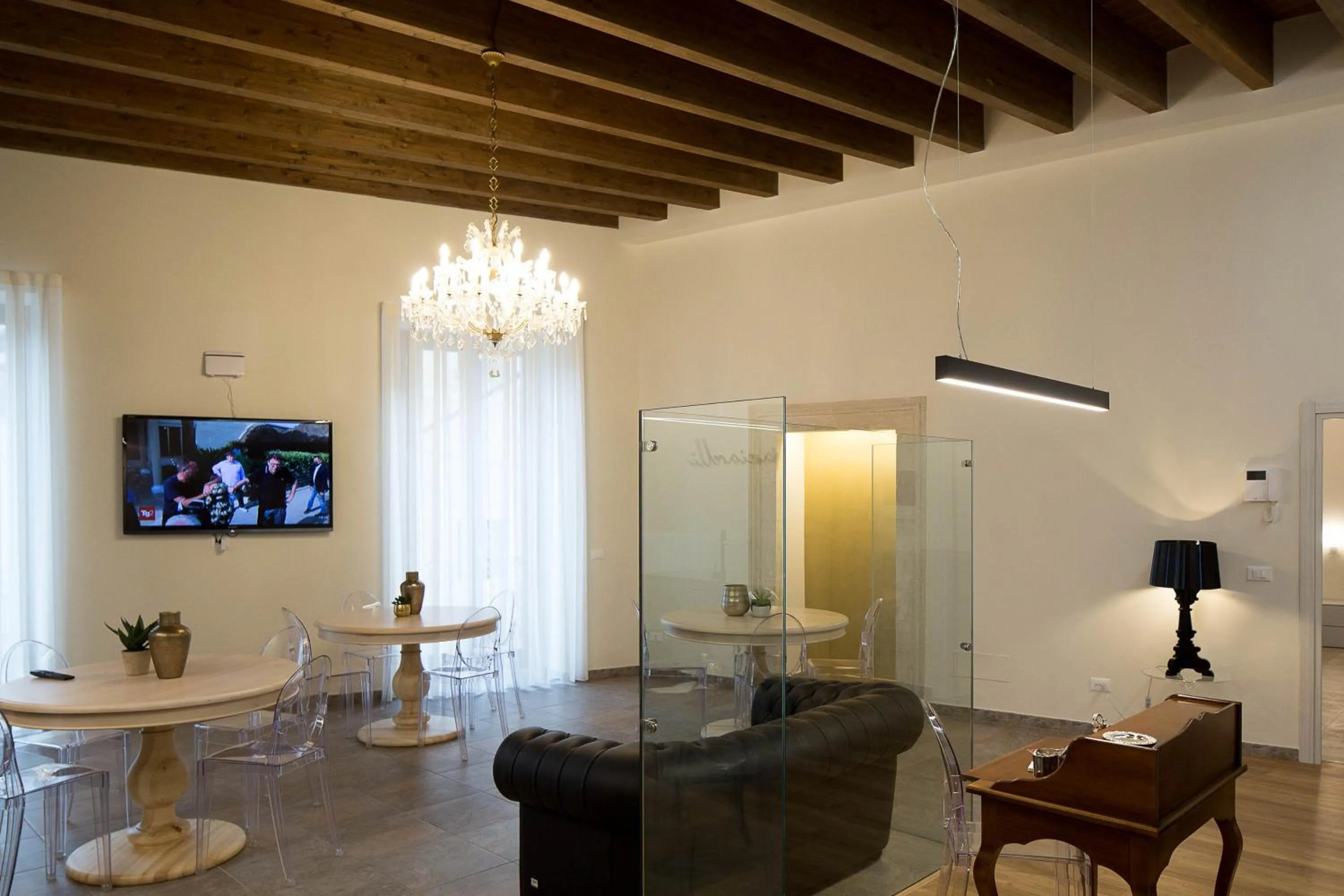 Communal lounge/ TV room in B&B Costa Masciarelli - Suite affrescate a due passi dal Duomo
