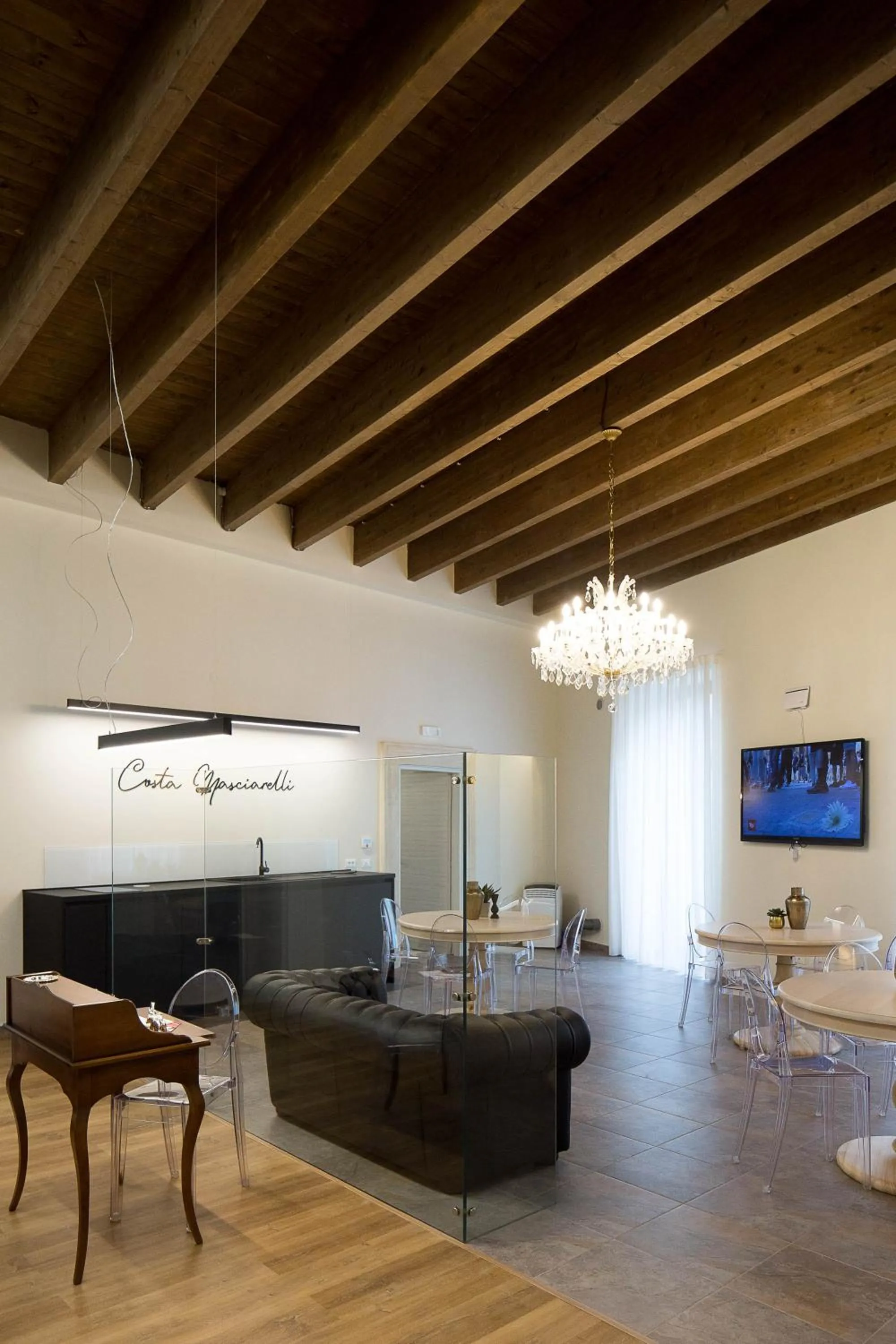 Communal lounge/ TV room in B&B Costa Masciarelli - Suite affrescate a due passi dal Duomo