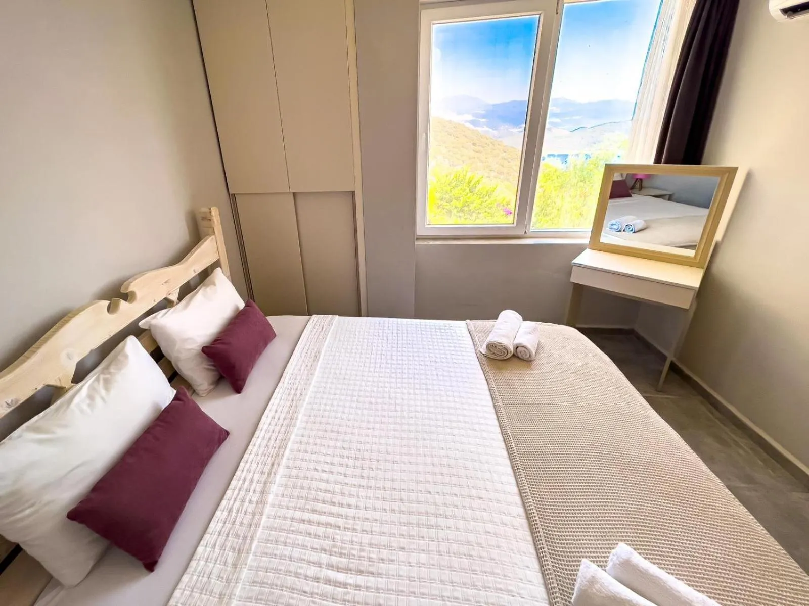 Photo of the whole room, Bed in Just Dream Suites