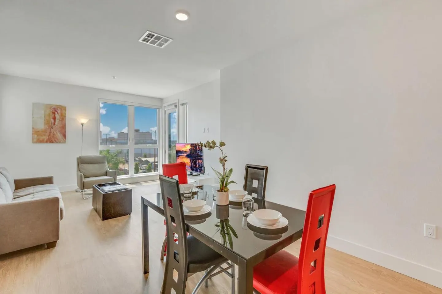 Dining area in Apart Hotel near Dodgers Stadium