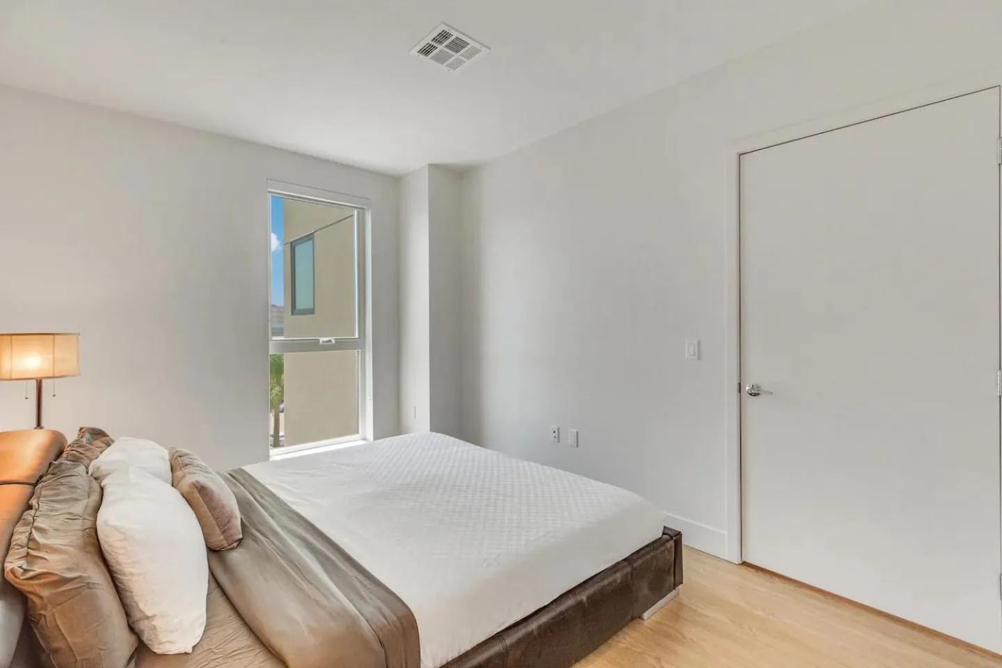 Bed in Apart Hotel near Dodgers Stadium