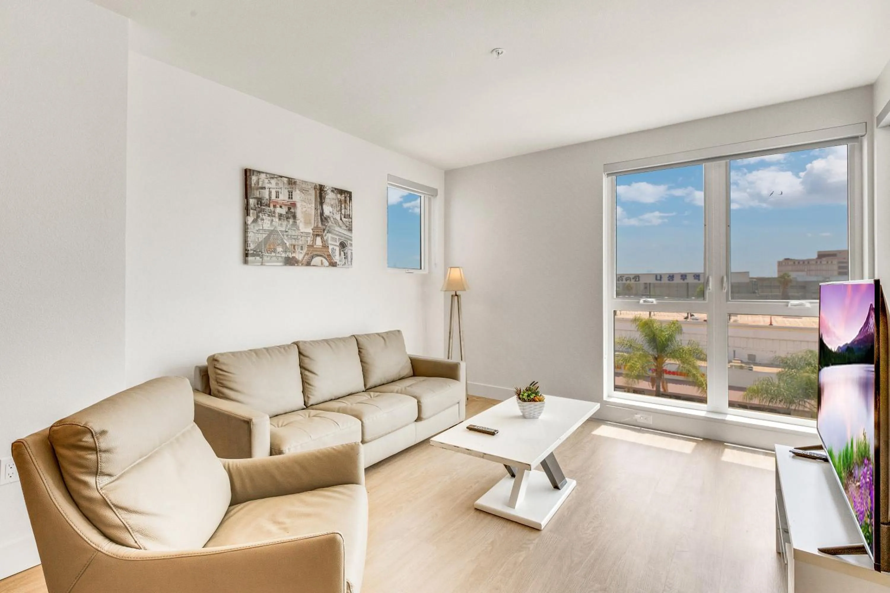 TV and multimedia in Apart Hotel near Dodgers Stadium