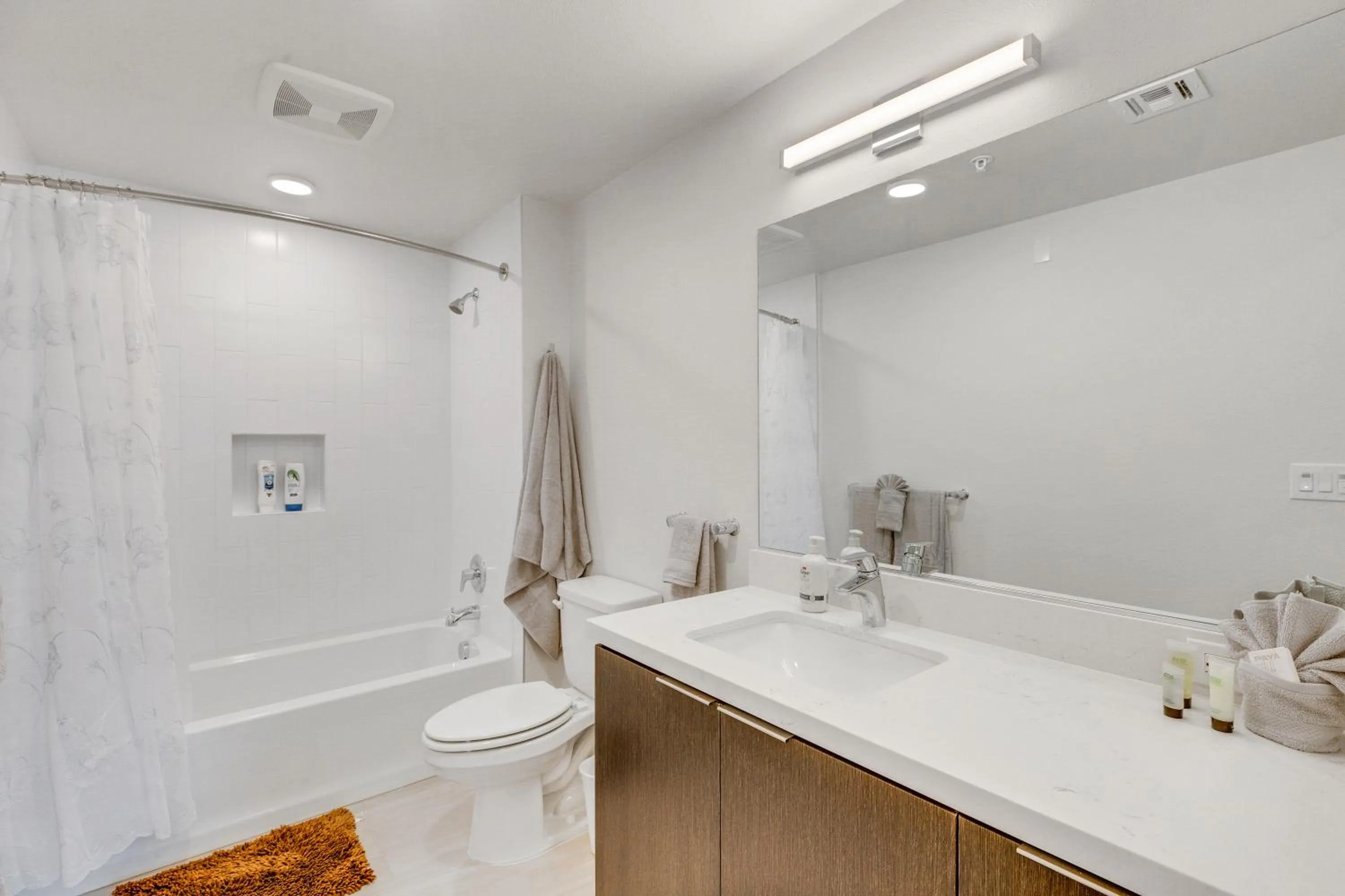 Bathroom in Apart Hotel near Dodgers Stadium