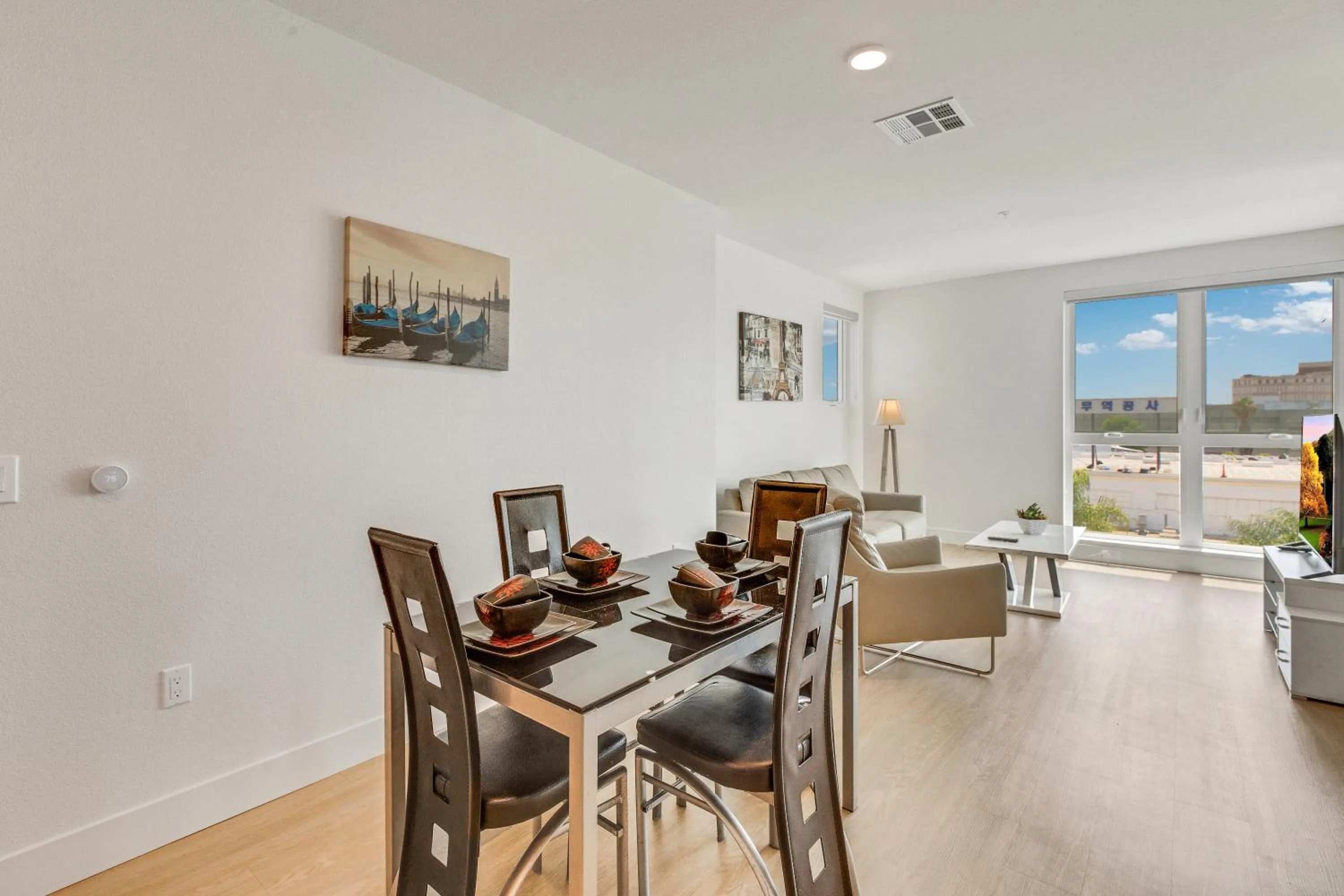 Dining area in Apart Hotel near Dodgers Stadium