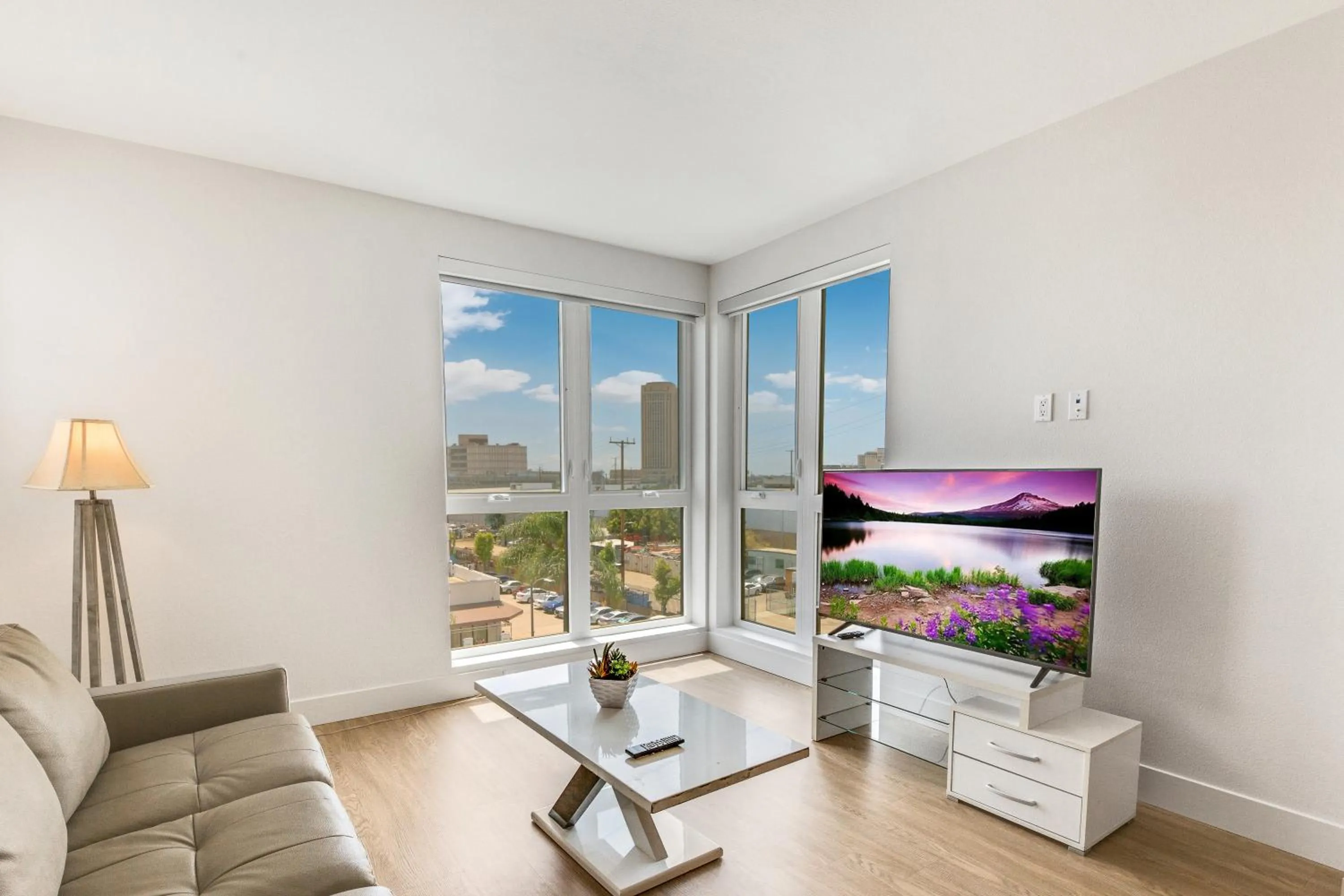 TV and multimedia in Apart Hotel near Dodgers Stadium