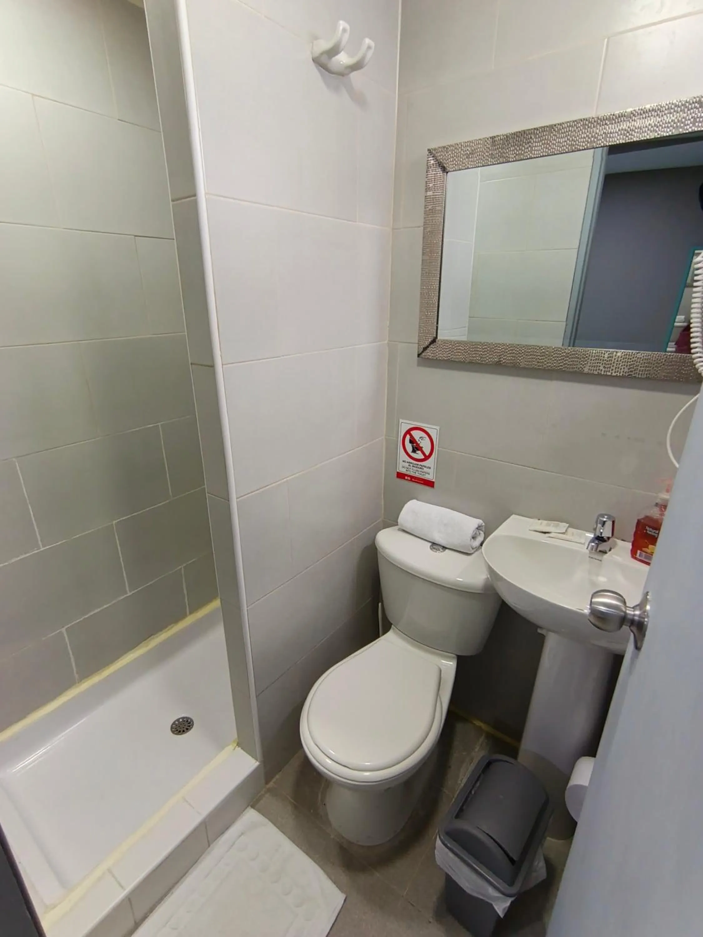 Toilet in Poblado Park Guest House