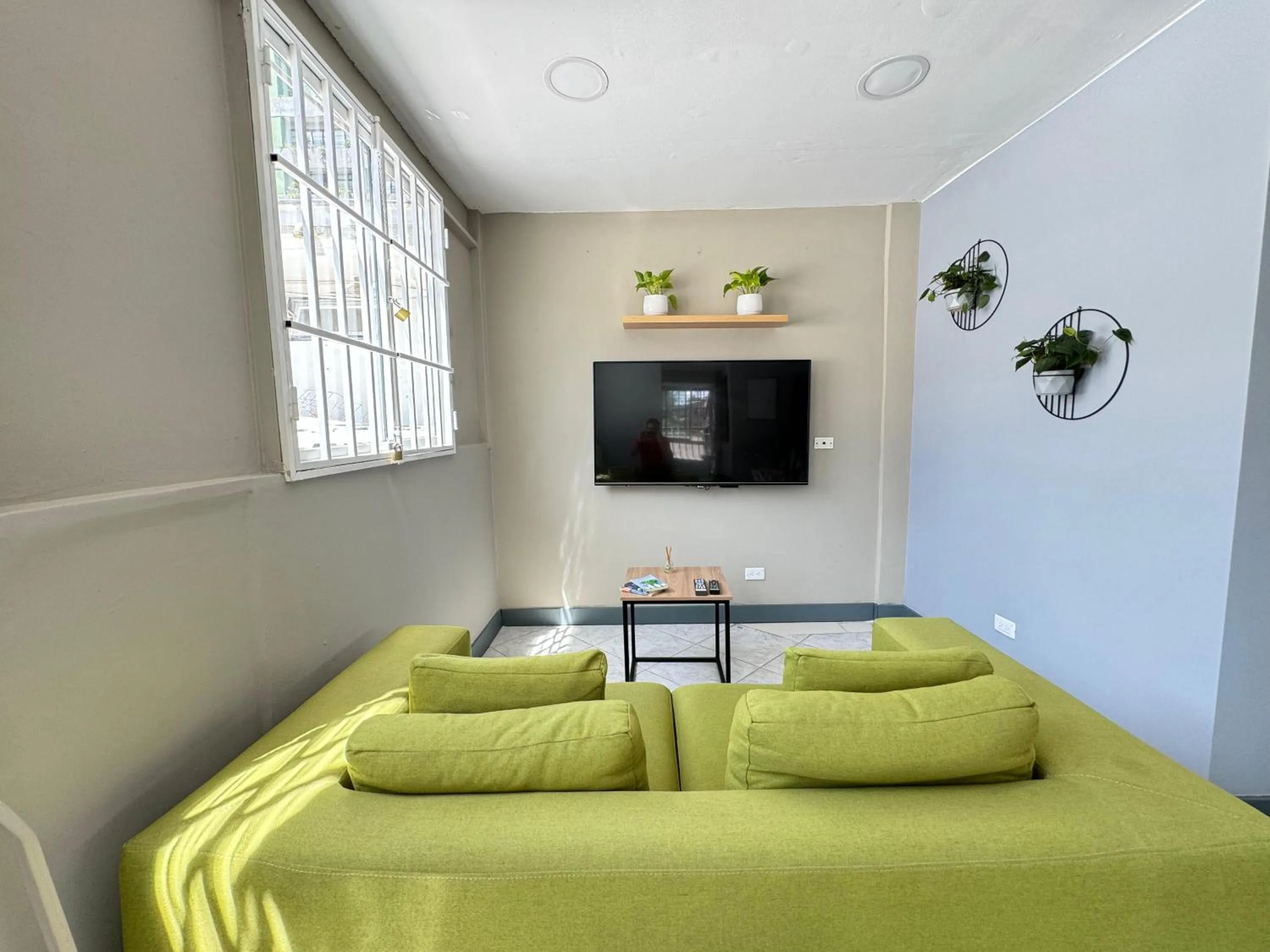 Communal lounge/ TV room, Bed in Poblado Park Guest House