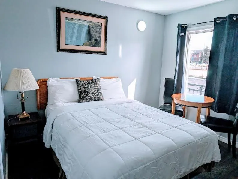 Bed in A1 Inn Niagara Falls