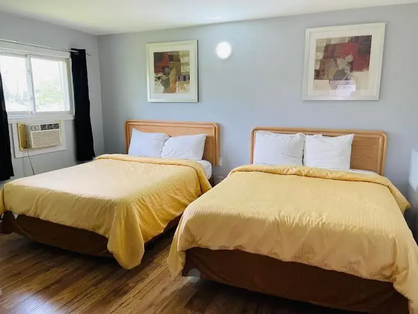 Family Suite with Three Queen Beds - Non-Smoking in A1 Inn Niagara Falls Family Suite with Three Queen Beds - Non-Smoking in A1 Inn Niagara Falls