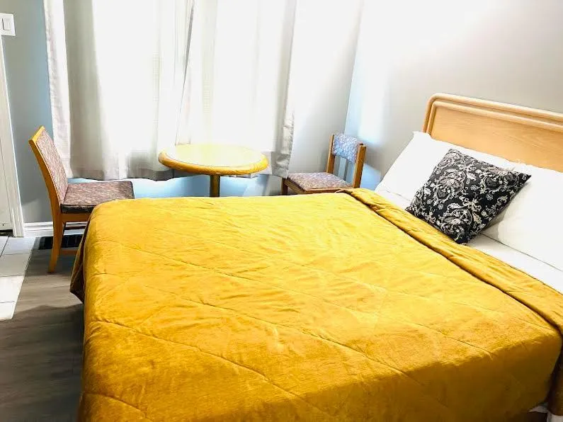 Bed in A1 Inn Niagara Falls