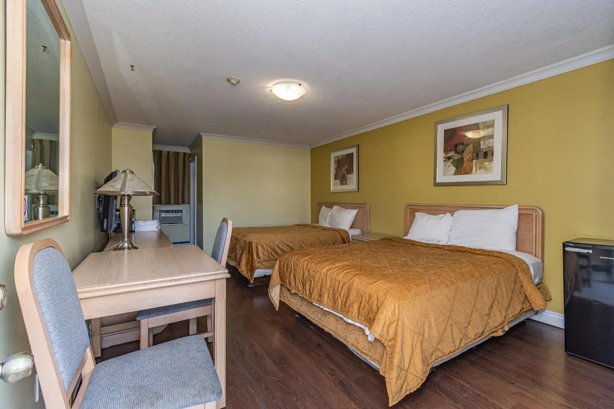 Queen Room with Two Queen Beds - Non-Smoking in A1 Inn Niagara Falls Queen Room with Two Queen Beds - Non-Smoking in A1 Inn Niagara Falls