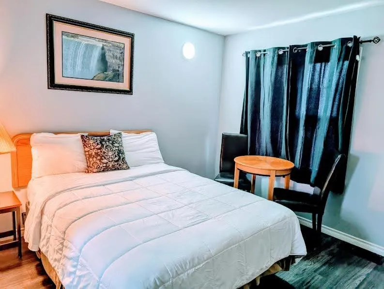 Bed in A1 Inn Niagara Falls