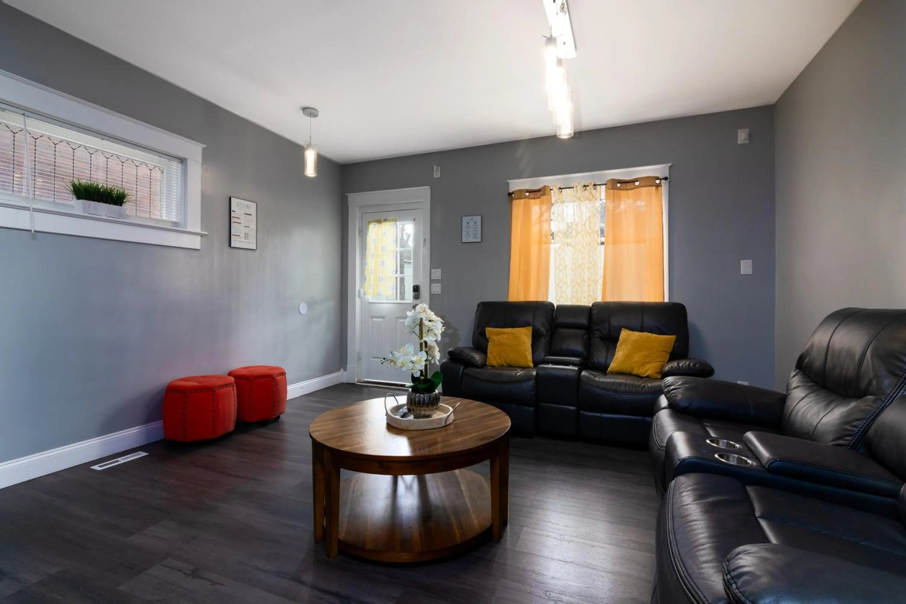 The Wheel of Fortune Duplex- 8BR Free Parking, Minutes From Falls & Casino