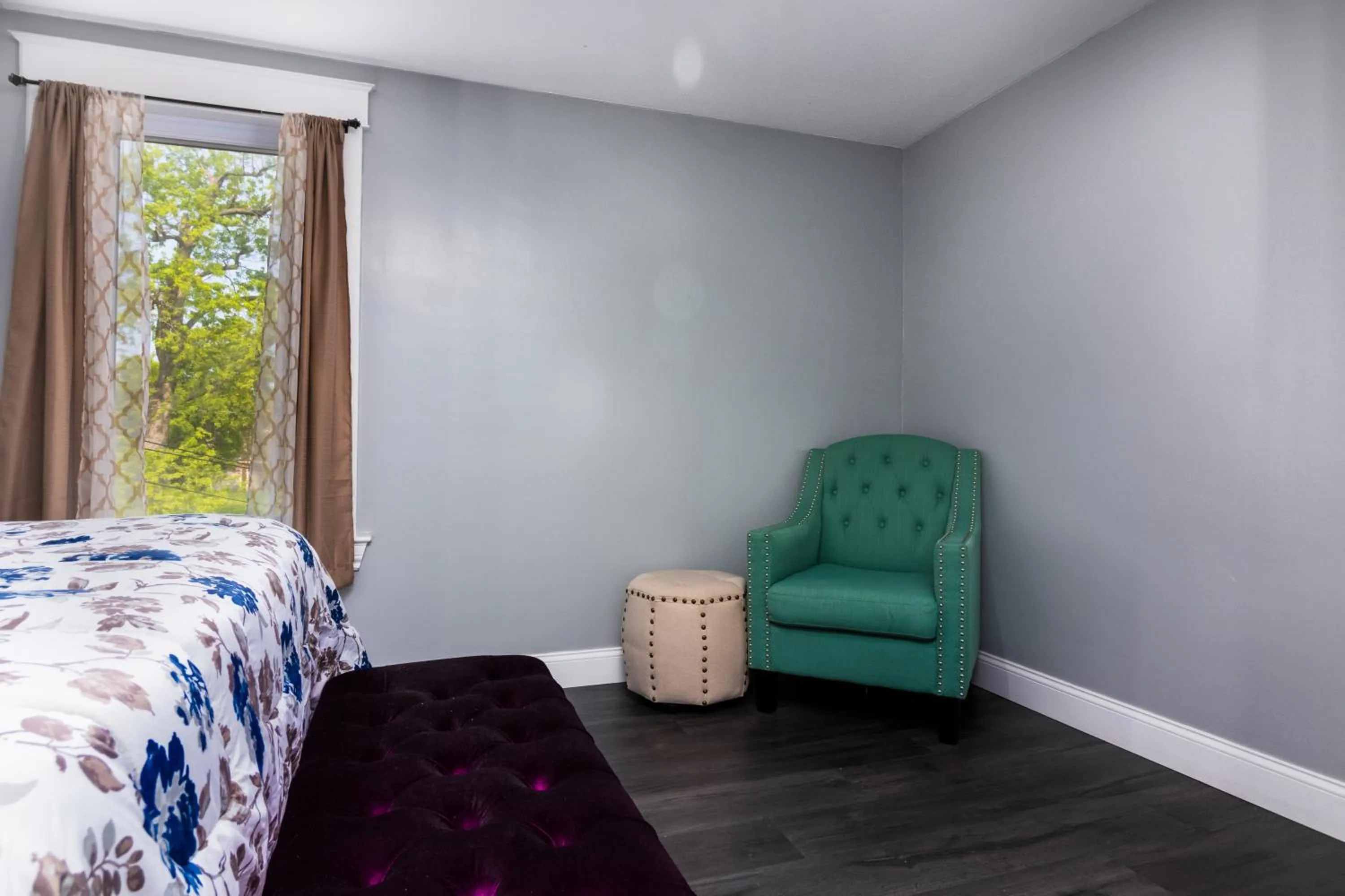 Bed in The Wheel of Fortune Duplex- 8BR Free Parking, Minutes From Falls & Casino