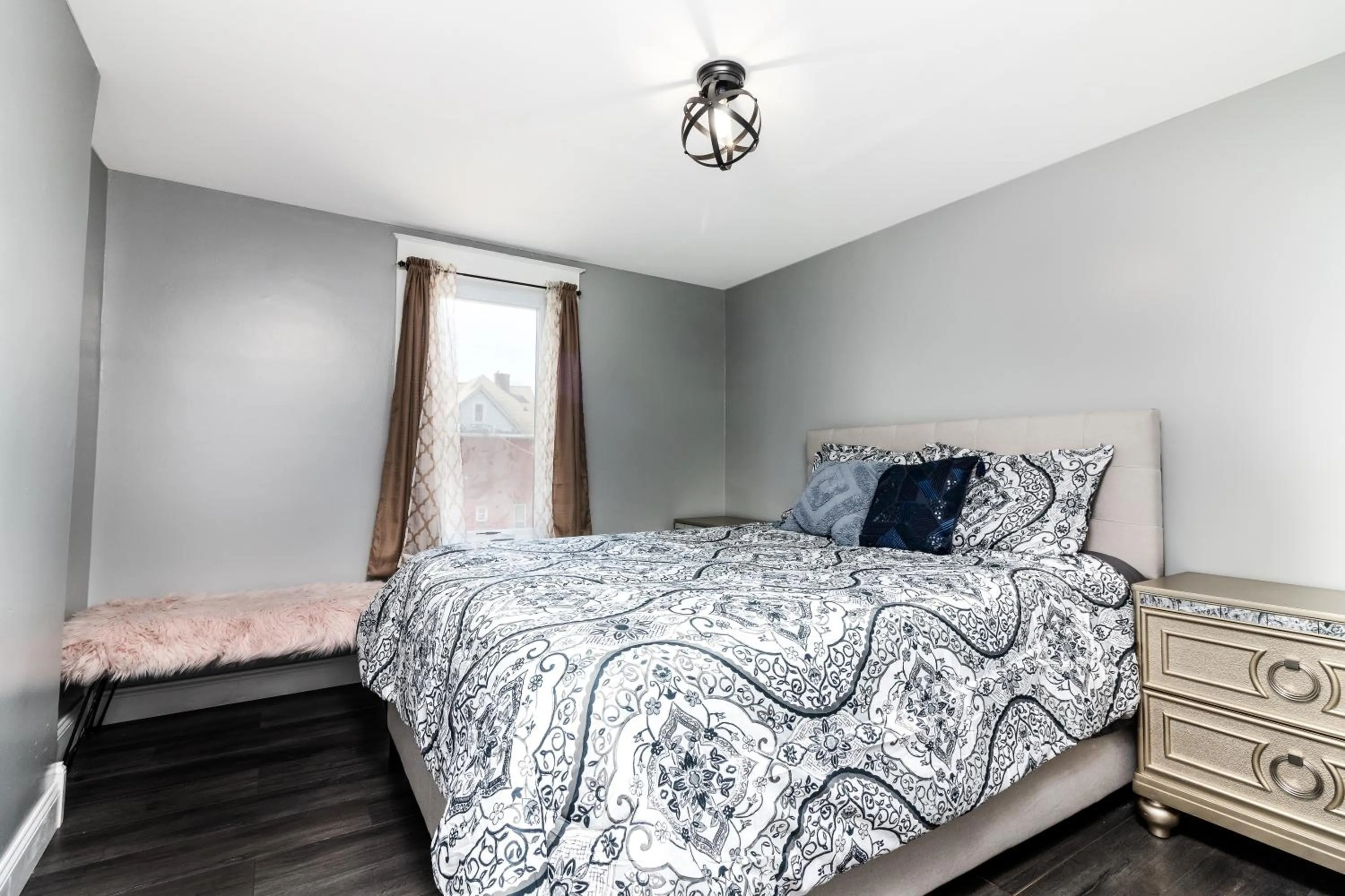 Bed in The Wheel of Fortune Duplex- 8BR Free Parking, Minutes From Falls & Casino