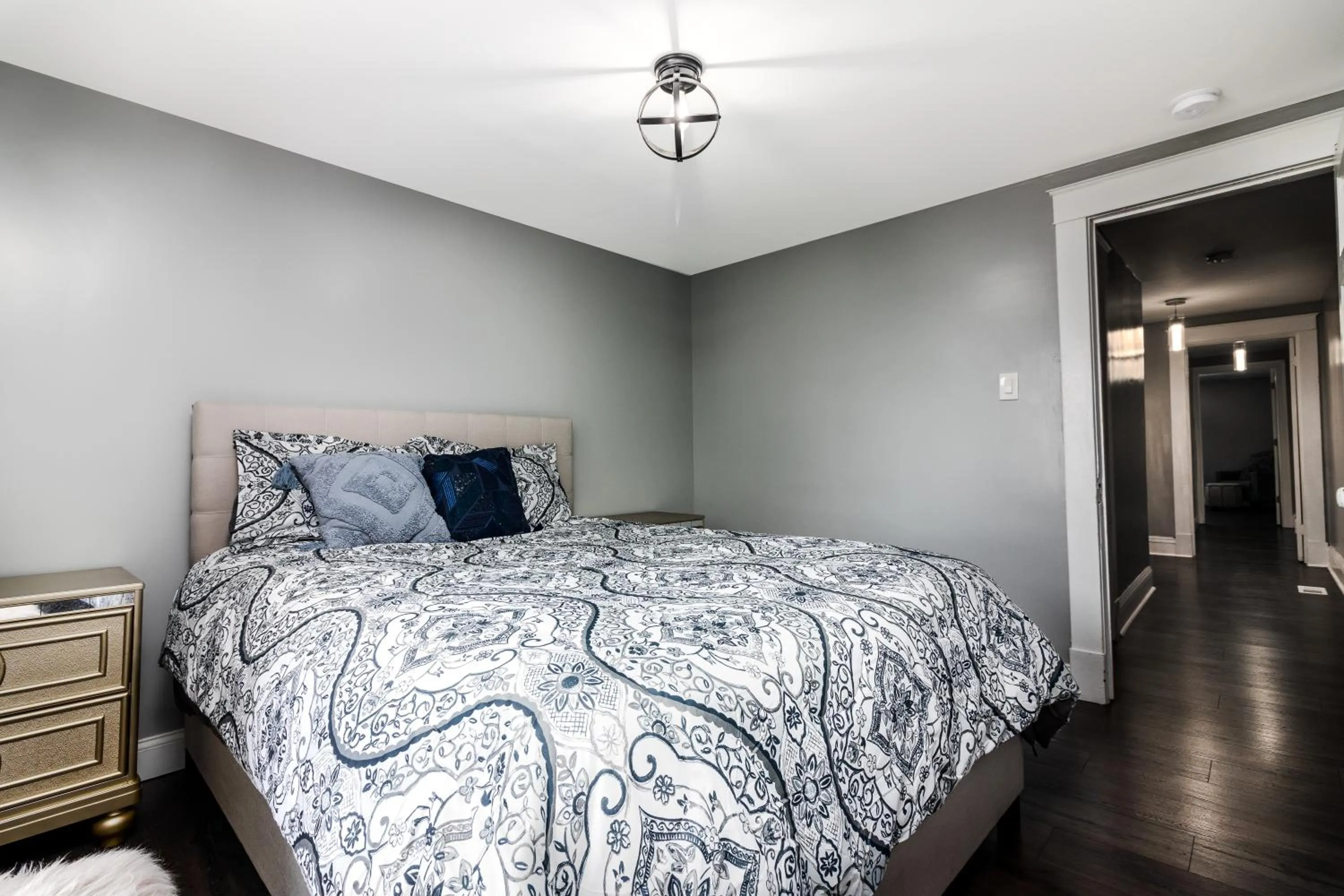 Bed in The Wheel of Fortune Duplex- 8BR Free Parking, Minutes From Falls & Casino