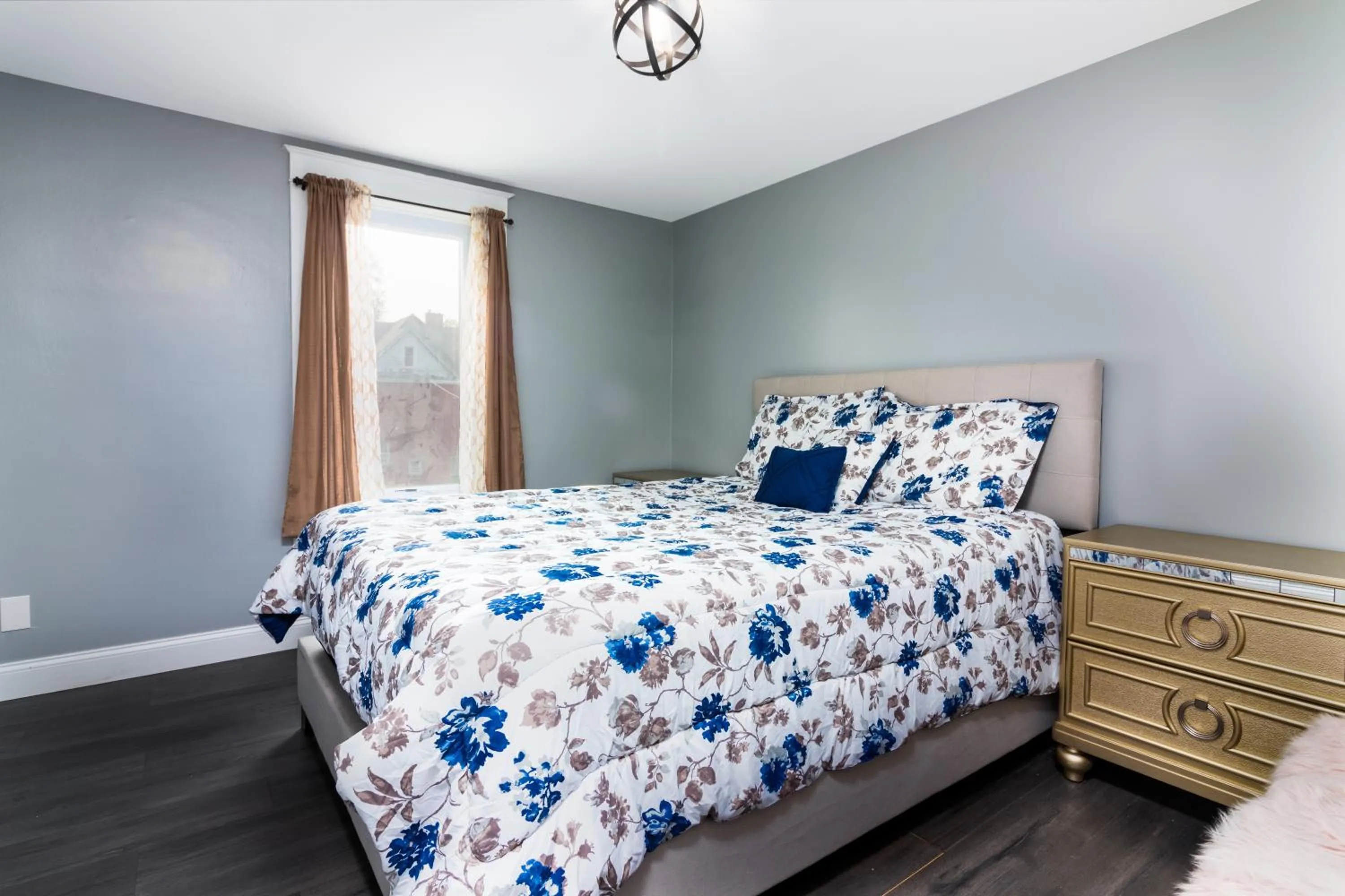 Bed in The Wheel of Fortune Duplex- 8BR Free Parking, Minutes From Falls & Casino