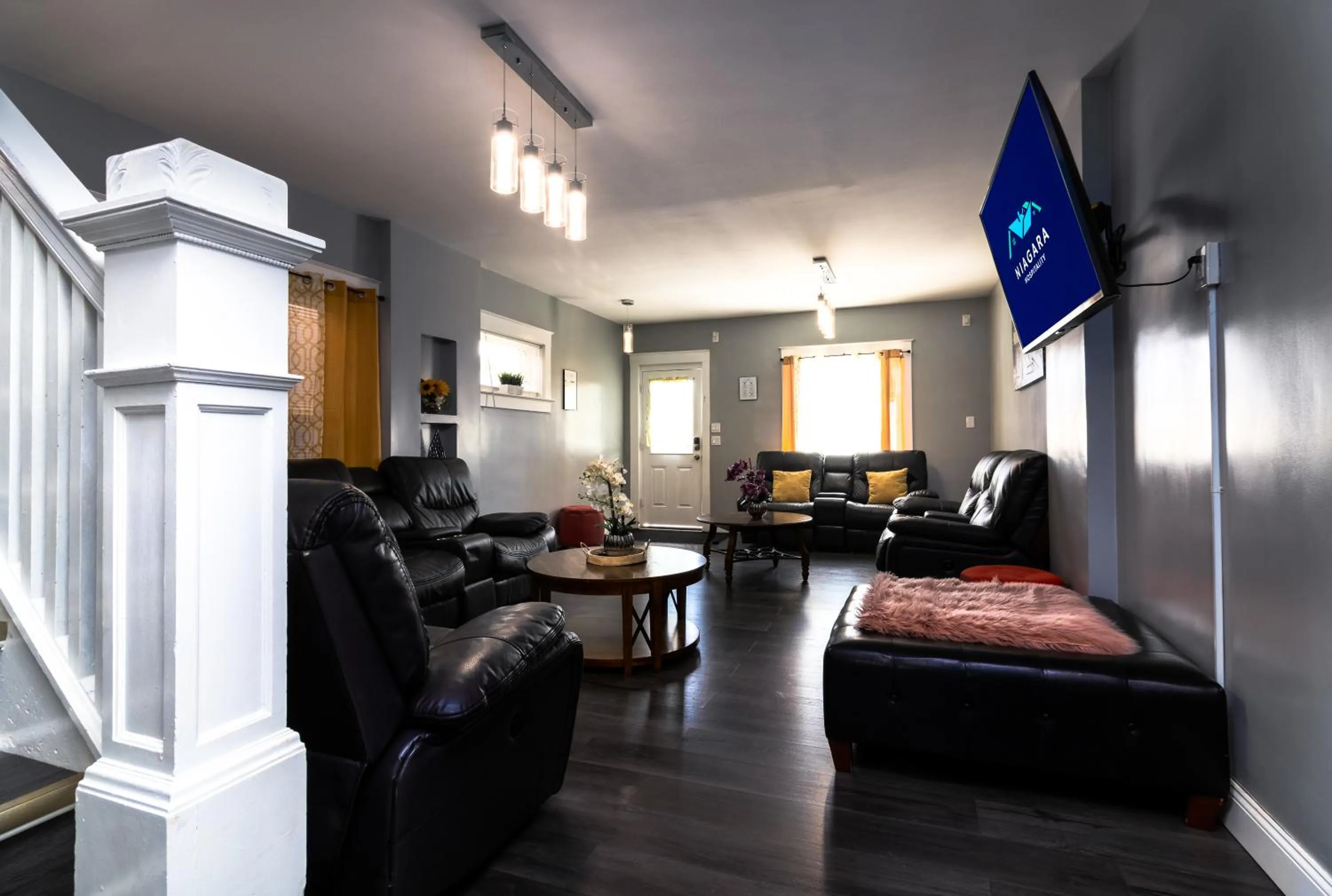 The Wheel of Fortune Duplex- 8BR Free Parking, Minutes From Falls & Casino